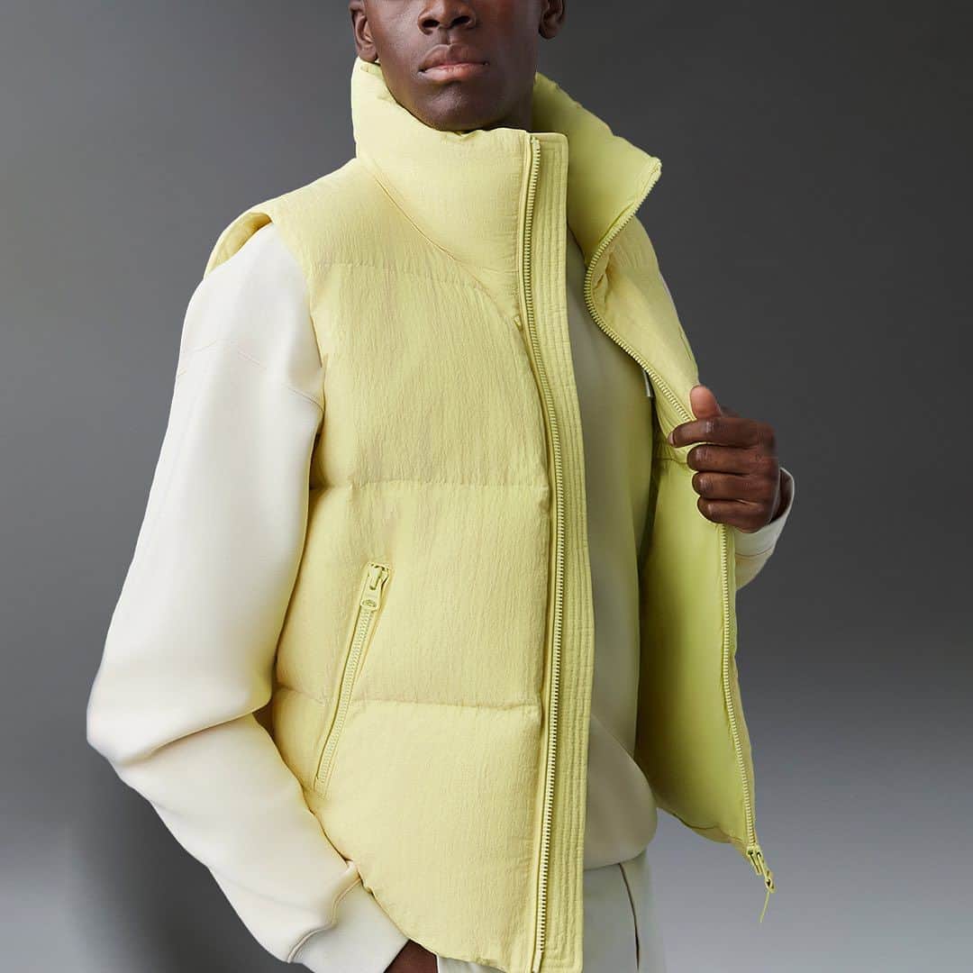 マッカージュのインスタグラム：「WEIGHTLESS COMFORT   KANE-TR, a recycled nano down vest with a textured and iridescent nylon quilted shell. 800 traceable duck down, funnel collar, and hidden drawcord hem; the perfect top layer for mild to colder climates. Insulated zip pockets with silicone logo patch offer ample storage for essentials and exceptional warmth for hands.   More on MACKAGE.COM   #MACKAGE #MONDEMACKAGE」