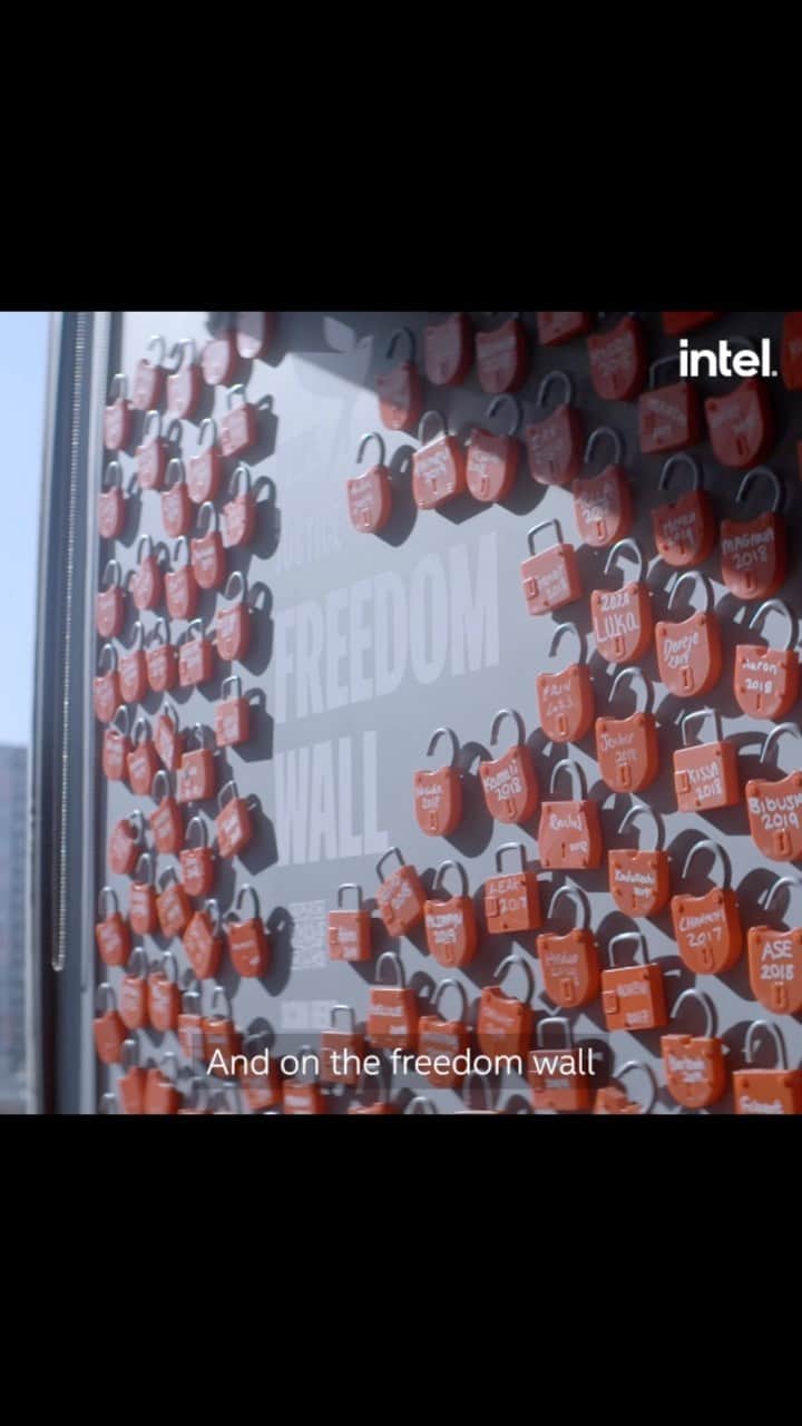 インテルのインスタグラム：「Unlocking human rights.  Discover how we're utilizing #IntelXeon processors equipped with Intel® Software Guard Extensions (Intel® SGX) to help @hopeforjusticeintl with their important mission.」