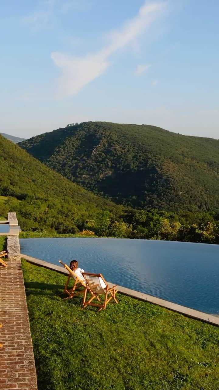 BEAUTIFUL HOTELSのインスタグラム：「@tenutadimurlo shows us around their enchanting property in Umbria, Italy! 🏞️✨ With nine luxurious villas, three deluxe rooms, a gorgeous swimming pool and the exquisite Il Caldaro restaurant, it’s no wonder it graced Condé Nast’s Gold List 2021 as the crème de la crème of Italian hotels. 🇮🇹  📽 @tenutadimurlo 📍 Tenuta di Murlo, Umbria, Italy 🎶 DSADS - In the lifetime」