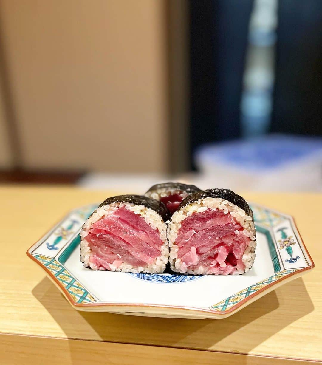 まりんのインスタグラム：「美味しいと聞いて行ってみたかったお寿司屋さんへ🍣✨ 巻物の迫力がすごい...🫨  通常の2.3倍は食べた気がする💖 ウニ1ケース全部食べて最後には シャリも売り切れになるくらい！ 美味しかった🥰🥰🥰  #お寿司 #グルメ #sushi」