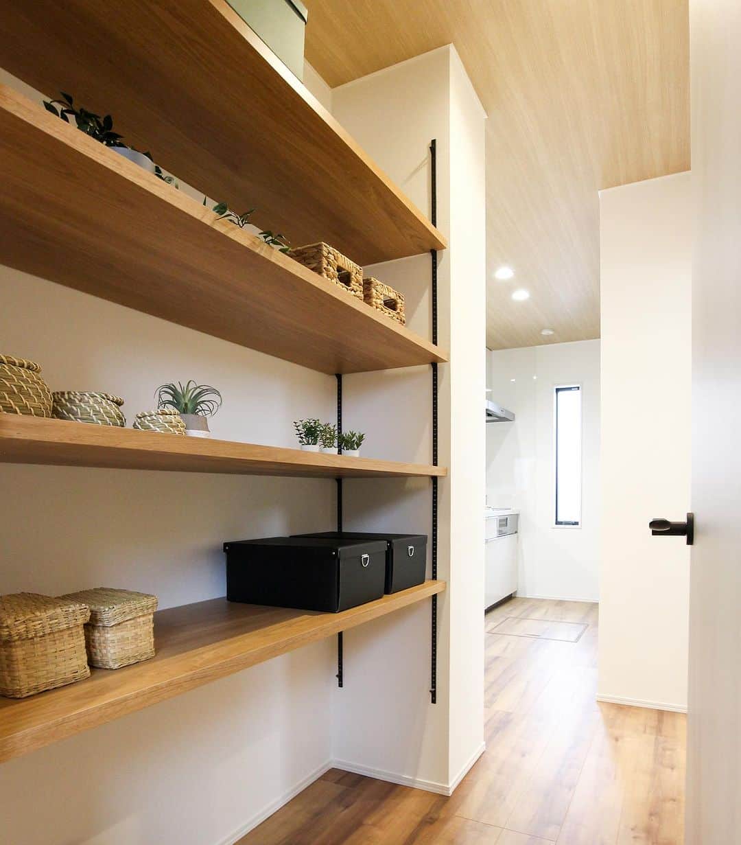 エステージ株式会社のインスタグラム：「🏠#マネしたくなる家づくり  キッチンと洋室の間に収納を配置✨ パントリーとして食材のストック品や 日用品をしまったり インテリアスペースとしても活用できます🌿  シリーズ■colhoうるいど南 ┈┈┈┈┈┈┈┈┈┈┈┈┈┈┈┈┈┈┈┈┈  モデルハウス来場予約・資料請求は ▶︎@estage_estage ⁡  プロフィールリンクのHPよりお問い合わせください！ ┈┈┈┈┈┈┈┈┈┈┈┈┈┈┈┈┈┈┈┈┈  🅈🄾🅄🅃🅄🄱🄴でルームツアー公開中  ハイライトのリンクからご視聴お待ちしてます🌿  千葉・茨城で家を建てるなら #エステージ　 毎週末モデルハウス見学会開催！🏠✨  #エステージ #estage #マイホーム計画中の人と繋がりたい #千葉注文住宅 #千葉県#ハウスメーカー #注文住宅 #エステージ施工事例 #注文住宅新築 #四角い家 #インテリア #インテリアコーディネート #マイホーム作り #マイホーム #ローコスト住宅 #おしゃれな家 #パントリー #収納」