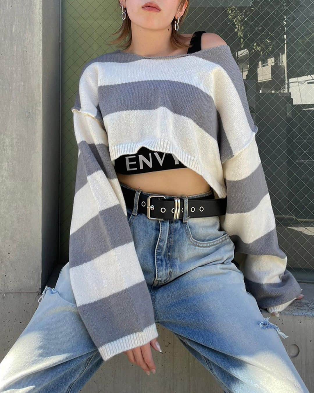 ENVYMのインスタグラム：「【𝐍𝐄𝐖𝐀𝐑𝐑𝐈𝐕𝐀𝐋🩶】 ⁡ ✔︎︎︎︎ボーダールーズKNIT color/GRAY/BLACK price/5,830(taxin) ⁡ 9月9日発売開始予定 ⁡ "■ポイント 太めのボーダーがキャッチーなショートニット♪ ⁡ ■ディティール ベリーショートな丈感がトレンドライクなニット。 つぎはぎ部分が出るようなデザインがポイントになっています。 ⁡ ■スタイリング ショート丈なのでインナーはキャミやタンクトップで◎ 秋口にはシャツとのレイヤードも楽しめるニットです。 " ⁡ ---------------------------------------- ⁡ 🔥9/2~WEBSTOREで対象の予約商品が10%OFF🔥 ⁡ #ENVYM #2023AW」