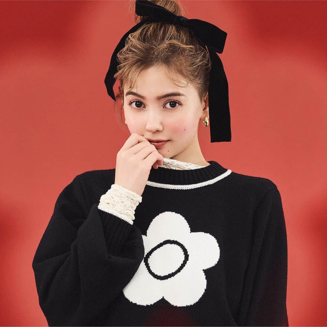のインスタグラム：「✿ LILY BROWN × MARY QUANT ✿  60年代ロンドンのストリートカルチャーを代表するMARY QUANTとのコラボレーション第3弾  9月14日(木) 12：00(正午)よりオンラインストアにて先行予約スタート！ ただいまオンラインストアにて商品ページを公開中  60年代ロンドンのストリートカルチャーを代表するMARY QUANTとのコラボレーション第3弾。  MARY QUANTのシンボルであるデイジーをポイントにしたニットやカットソーなどの、アイコニックなモチーフアイテムのほか、スポーティなブルゾンとスカートのセットアップなどのトレンドアイテムまで幅広いラインアップで展開。  ✿先行予約開始日：9月14日(木) 12:00(正午) ・LILY BROWNオフィシャルオンラインストア ・MASH STORE（公式アプリ） ・USAGI ONLINE ・ZOZOTOWN ・楽天  ✿全国発売日：9月20日(水)  ✿福岡パルコにてリミテッドコンセプトストアを開催 9月20日(水)の全国発売開始日より一足早く、9月14日(木)より福岡パルコにてリミテッドコンセプトストアを開催いたします。 ご来店いただいたお客様には素敵な特典をご用意しております。  場所：福岡パルコ 本館 1F 期間：9月14日(木)～9月20日(日) 営業時間：10:00~20:30 電話：092-235-7369 ※9月8日(金)～9月10日(日)までLILY BROWN 福岡パルコ店にて先行予約会を開催いたします。  予約商品は9月14日(木)からの会期中、リミテッドコンセプトストアにてお受け取りいただけます。  #LILYBROWN #リリーブラウン #maryquant #マリークヮント #マリークワント #vintage #vintagefeature #vintagefeaturedress #コラボレーション」
