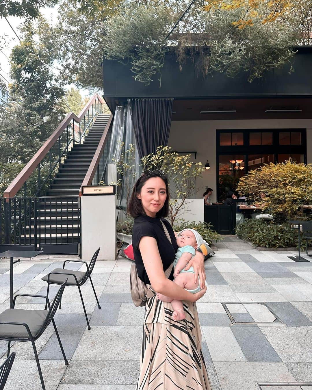 東美樹のインスタグラム：「産後初めてのちゃんとした外出👶🏻 旦那さんの打ち合わせについて行き 私とベビは終わるまで隣のテーブルで カフェしてました☕️  オープン当時から利用しているTRUNK HOTEL  馴染みのあるカフェやレストランに 授乳室やオムツ台があるのは ママになっても安心して利用出来るのでありがたい♡  産後初めてお洒落してメイクしたのもこの日  子を持つ前は当たり前にササっと出来た事が こんなにも出来ないなんて思ってもみなかった💦  この経験をしてなかったら、周りのママになった友達や 自分の親の気持ちがわかってなかったんだろうな  大変だけど、当たり前を当たり前じゃないと 改めて教えてくれる育児。  色んなことに気づかせてくれてありがたい♡  これから少しずつ ベビとの外出にも慣れていくといいな👶🏻🌱」