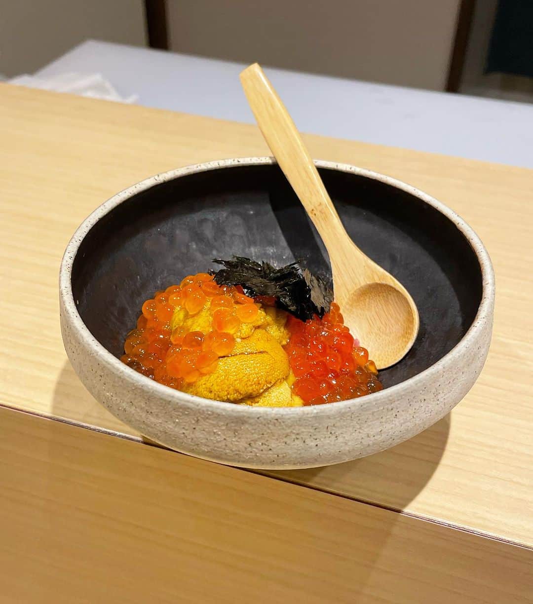 まりんさんのインスタグラム写真 - (まりんInstagram)「美味しいと聞いて行ってみたかったお寿司屋さんへ🍣✨ 巻物の迫力がすごい...🫨  通常の2.3倍は食べた気がする💖 ウニ1ケース全部食べて最後には シャリも売り切れになるくらい！ 美味しかった🥰🥰🥰  #お寿司 #グルメ #sushi」9月7日 11時59分 - marinrin.7897