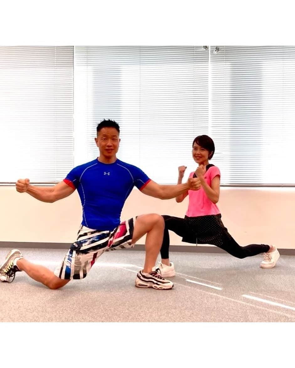 関谷亜矢子さんのインスタグラム写真 - (関谷亜矢子Instagram)「「筋肉は裏切らない‼️」で有名な NHKの『みんなで筋肉体操』の#谷本道哉 さん。  阪大の工学部を出てトンネル設計やっていらしたのに、筋肉に魅せられ過ぎて東大の研究室に。 今や順天堂大学の准教授でもいらっしゃいます。  人生100年時代、高齢者ほど筋トレは必須。  横断歩道で信号待ちしながらだって、自重で筋トレはできると。確かにー！ そういう人を見ても怪訝そうな顔しないことから始めてほしいとおっしゃっていました😆  #筋トレ  #関谷亜矢子の食卓げんき印  今回は #体操教室風 だけど #ランニングウェア  #何年使っているやら   #マミークラン  #森永乳業」9月7日 10時32分 - ayakosekiya.516
