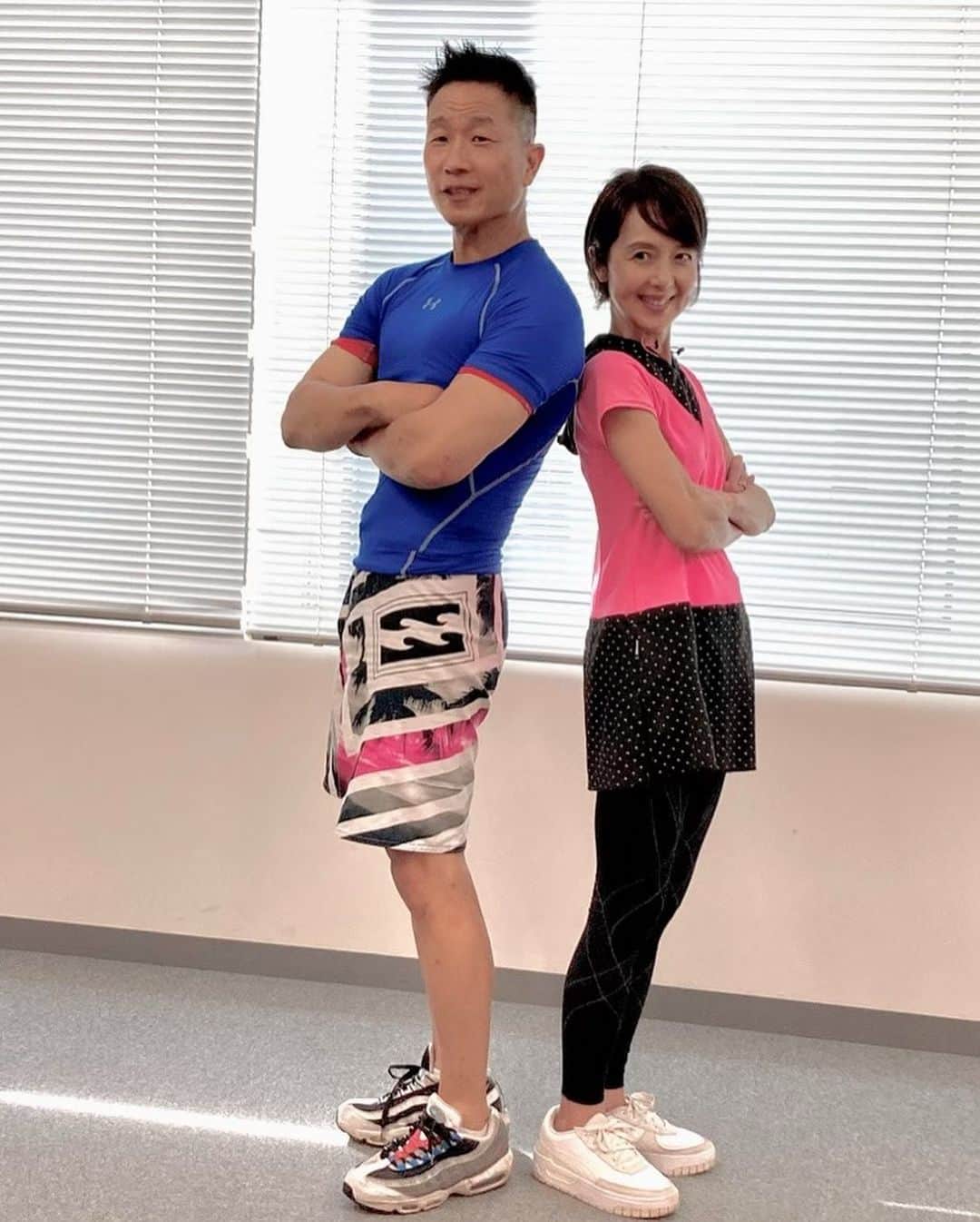 関谷亜矢子のインスタグラム：「「筋肉は裏切らない‼️」で有名な NHKの『みんなで筋肉体操』の#谷本道哉 さん。  阪大の工学部を出てトンネル設計やっていらしたのに、筋肉に魅せられ過ぎて東大の研究室に。 今や順天堂大学の准教授でもいらっしゃいます。  人生100年時代、高齢者ほど筋トレは必須。  横断歩道で信号待ちしながらだって、自重で筋トレはできると。確かにー！ そういう人を見ても怪訝そうな顔しないことから始めてほしいとおっしゃっていました😆  #筋トレ  #関谷亜矢子の食卓げんき印  今回は #体操教室風 だけど #ランニングウェア  #何年使っているやら   #マミークラン  #森永乳業」