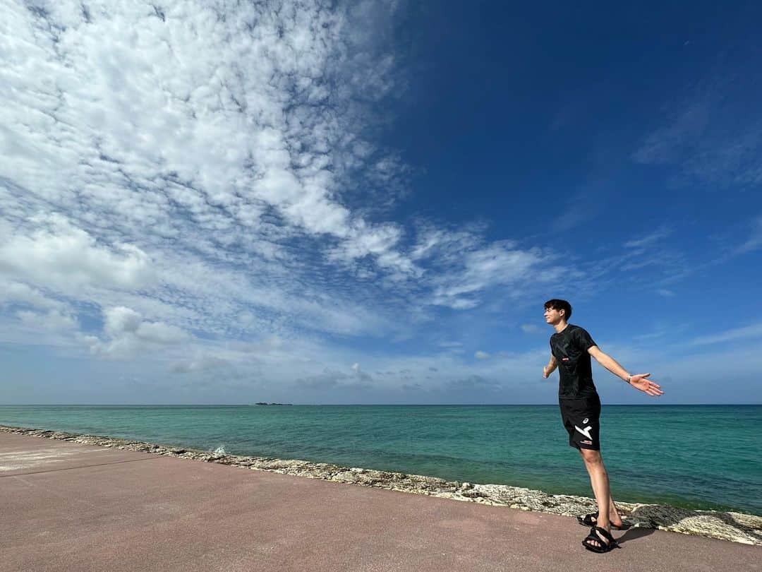 髙橋藍のインスタグラム：「沖縄最高🏝 疲れも吹っ飛ぶぐらい海が綺麗！  朝から散歩してきました！」