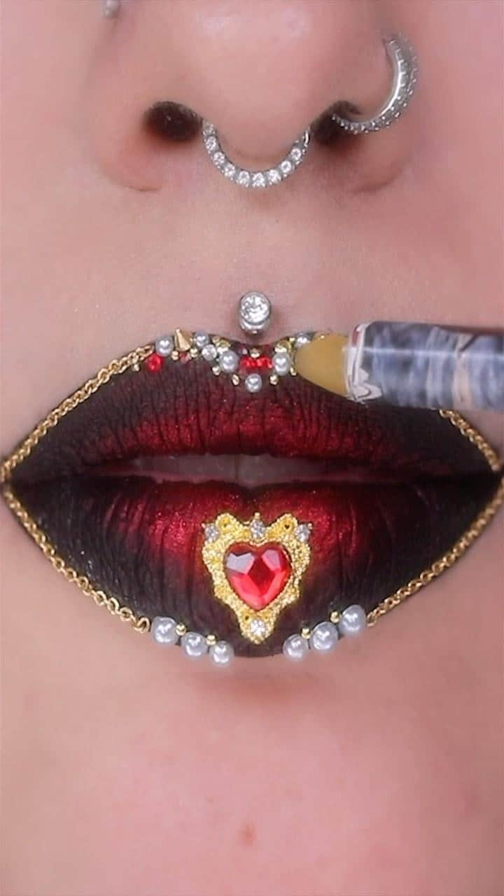 ヤスミナ・ダニエルのインスタグラム：「What should we call this lip? 🤔❤️‍🔥👑✨  #lipart #oddlysatisfying #makeup」