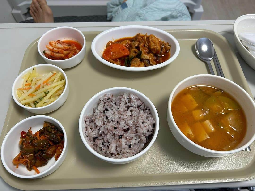 田中明日菜さんのインスタグラム写真 - (田中明日菜Instagram)「. 病院食🏥🍚🇰🇷 美味しくてボリューム満点💯 キムチは必ず毎食ある🤣 差し入れいっぱいありがとう🐷🫶 병문안해줘서 고마워요☺️」9月7日 10時29分 - asunatanaka