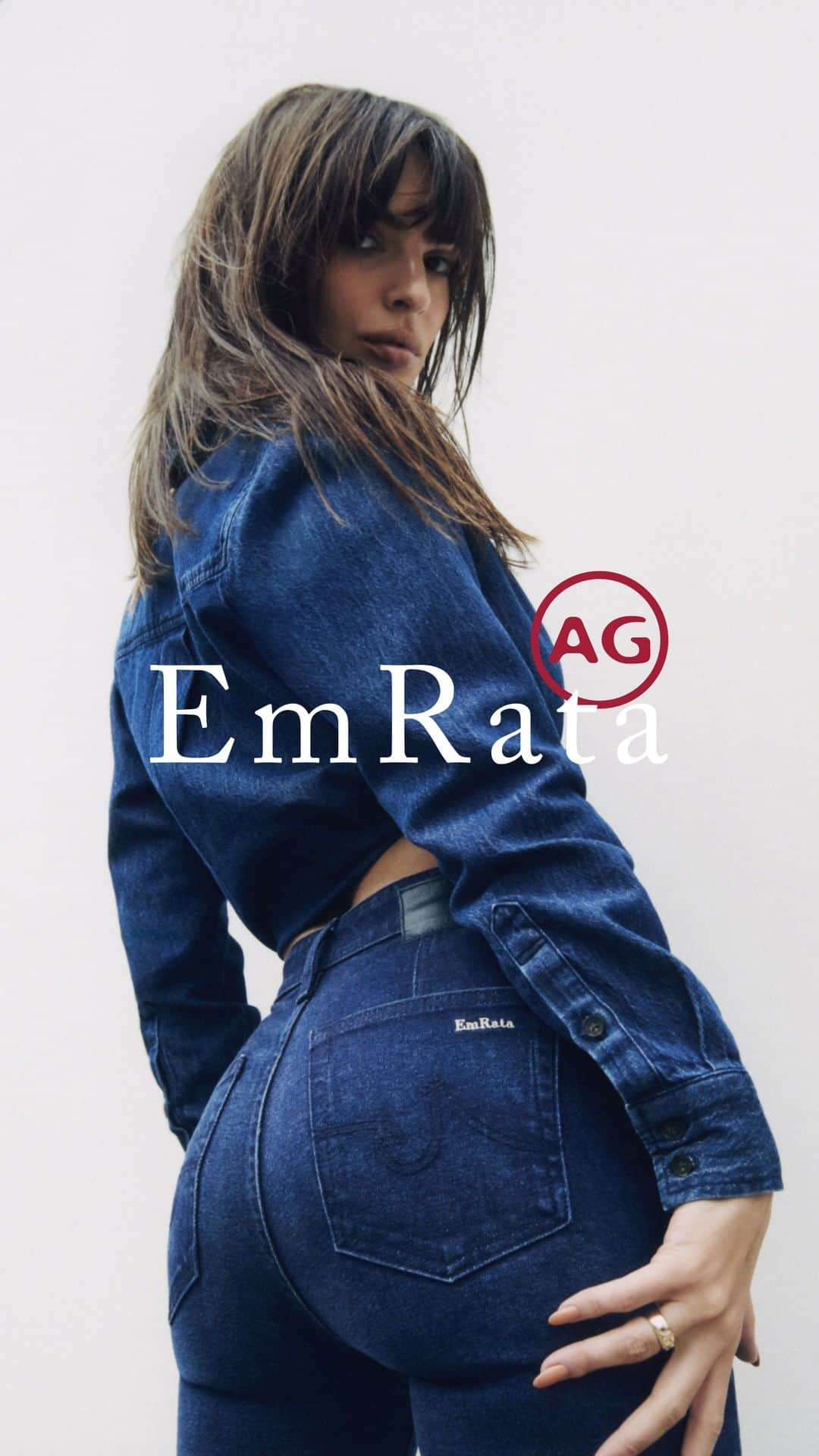 アドリアーノゴールドシュミットのインスタグラム：「Meet the EmRata x AG capsule collection  Inspired by the effortless sophistication of New York City, discover the capsule collection featuring bold statement pieces and everyday staples designed alongside the multi-hyphenate Emily Ratajkowski  #EmRataxAG  Director & Photographer: Oliver Hadlee Pearch Talent: Emily Ratajkowski Stylist: Gabriella Karefa-Johnson Hair Stylist: Evanie Fausto Makeup Artist: Linda Hay」