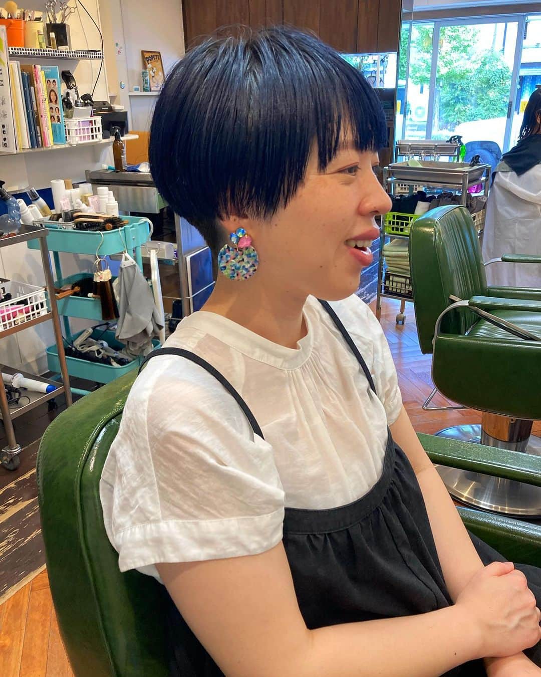 井上花実さんのインスタグラム写真 - (井上花実Instagram)「明るく楽しんだ髪に 何色入れるか楽しみな秋がきました🍐🍂 : #ロンゴガール#ロンゴロンゴ#武雄美容室#武雄#武雄市#佐賀#佐賀美容室#イルミナ#イルミナカラー #ブルーカラー#武雄美容室ロンゴロンゴ  #ブルーアッシュ#ブルーブラック  #ショートヘア#shorthair#ショート#ネイビーカラー#ショートカット#可愛い#hair#hairstyle#haircolor#fashion」9月7日 10時42分 - hana87_mi3