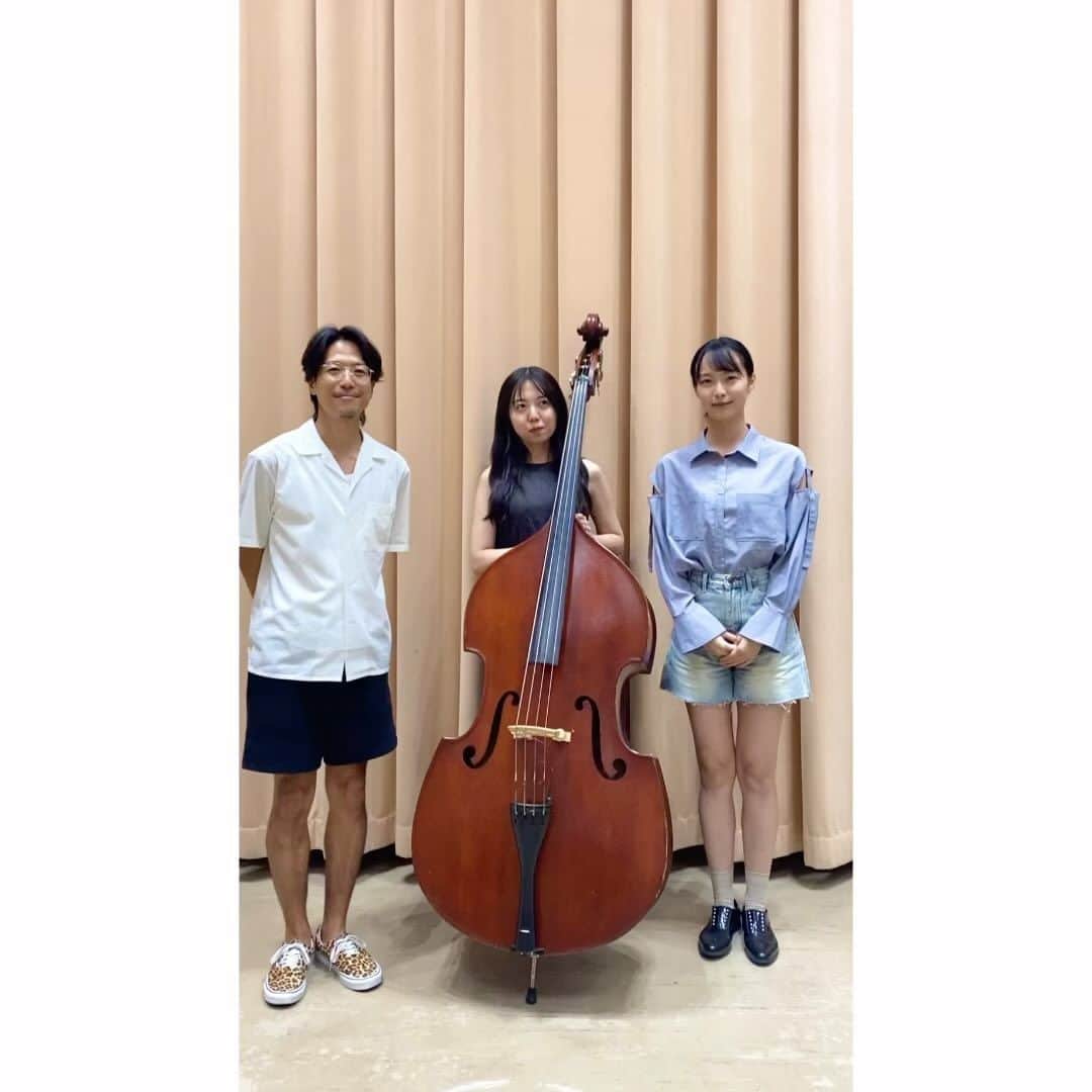 駒井蓮のインスタグラム：「🦥 ⁡ ⁡ 今週の #駒井蓮のニポミン！は NHK FM、9月8日(金)AM11:25〜11:50放送📻 ⁡ ⁡ 今回はゲストに、ジャズベーシスト&ボーカリストの#石川紅奈 さんをお迎えします🎻 ⁡ ⁡ 高校時代にジャズピアニストの小曽根真さんに才能を見出され、次世代を担う若手演奏家として注目されている石川さん。 マイケル・ジャクソンの楽曲カバーのウッドベース弾き語り動画は１９０万回以上も再生😧 国内外から絶賛コメントが寄せられる話題の石川さんに、楽器を手にしたきっかけなどを伺いながら、 スタジオ演奏も披露いただきます！ ⁡ ウッドベースでの演奏、堪らなくカッコ良く サウンドが頭から離れなくなりました😌🏹 ⁡ ⁡ 皆様、今週も是非お聴きください！ ⁡ ⁡ ⁡ ⁡ ⁡ 📍本番組は放送後から一週間、ラジオアプリ「らじる☆らじる」「radiko」でお聴き頂けますので、お好きな時間に是非是非📻🎧 ⁡ 📍リクエストやメッセージは、お手紙の他に 「駒井蓮のニポミン！」公式ホームページにある 『番組へのメッセージや質問・ご感想、あなたの「ふるさと自慢」をお寄せください！』 の部分よりお寄せ頂けます。お待ちしております☺︎ ⁡ ⁡ #民謡アンバサダー」