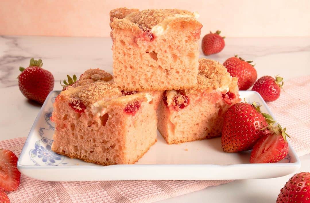 のインスタグラム：「🍓🍓🍓 Our Strawberry Cream Cheese Coffee Cake Squares are available all month long, while supplies last. #NextStopZippys」