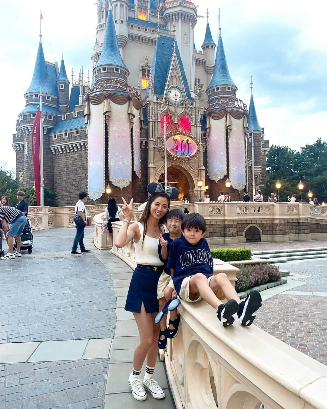 谷澤杏奈のインスタグラム：「🏰  2月ぶりのディズニー🐭💓  今回は、ハルがジェットコースター🎢系に ハマって2人でたくさん乗りました！  身長もクリアして、スペースマウンテン🚀に 乗れてる姿に成長を感じたよ🥹  どんどん出来ることが増えるねー🥹  成長するって事は、その分 ママの出番が減っていくって事だから 寂しさもうまれてくるよね🥺  複雑や。笑  ヒロは、かーかと船🚢に乗ったりして 満喫してたみたいでよかった🙋🏽‍♀️  美女と野獣も乗ったし、大満足の1日でした！  前回行った時は、離婚直後で 美女と野獣に乗った時に 『真実の愛かぁ...』ってなんか乗ってる最中に 涙が出てきたくらいメンタル崩壊だったけど🤣笑  ま、楽しく笑って生きていこー♥️  .」