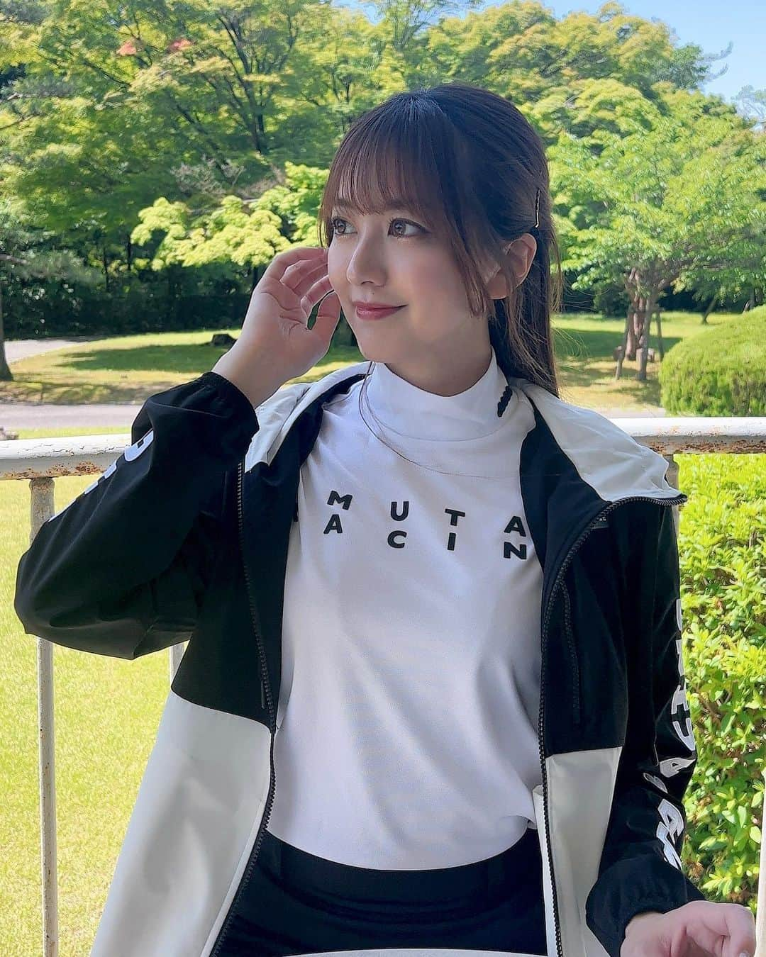 瀬谷ひかるのインスタグラム：「🖤🤍🖤  気がつけば9月、 そろそろ肌寒い季節になってきたので、 みなさん体調には気をつけてくださいね！  . @mutaracing_wear  @muta_racing  @muta__official  . . #pr #muta #mutaracing #mutamarine #mutamarinegolf #mutaracingfairies #fashion #ootd #golfwear #racequeen #model #selfie #portrait #japanesegirl #ゴルフウェア #レースクイーン #モデル #ロングヘア #ハーフアップ #패션 #오오티디 #셀카」