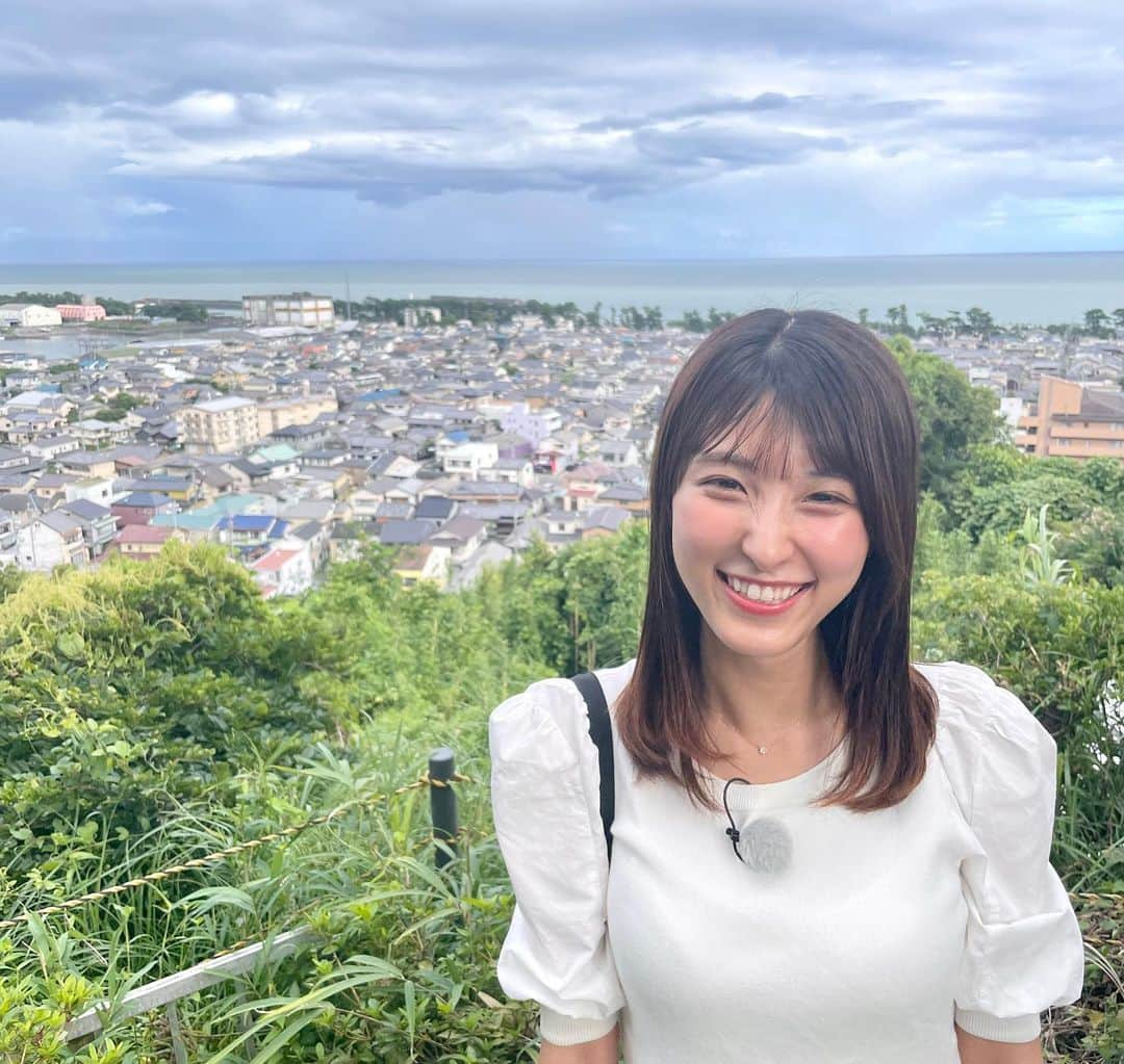 白木愛奈さんのインスタグラム写真 - (白木愛奈Instagram)「前回のてくてくみっけ旅は、 静岡市駿河区長田地区へ✨🍑  長田と言えば桃が有名ですが、この時期は梨もおいしいです🍐 暑い中歩いていたので、#杉山農園 さんで、豊水も長十郎も、フローズンドリンクも夢中で食べました😋  そのあとは歩いてすぐ近くの、 #芝原商店 へ！ なんとお弁当が280円！？お惣菜も激安で、お客さんがひっきりなしに訪れていました☺️  てくてく歩いて #増田種苗店 へ🚶‍♀️ お花屋さんだと思っていたので、店内ににんにくやジャガイモが置いてあるのはびっくりしましたが、1から自分で育てるのもとても楽しそうですね✨  しおかぜクラブの千葉さんが教えてくれた絶景を楽しんだあとは…  #静岡トランポリンクラブ へ！！ はじめてのトランポリンに挑戦させてもらいました😳 自分としては高く飛んでいるように思ったんですが、出来上がった映像を見て、、30センチくらいしか飛んでない🤣 難しさを再認識しましたし、レベルの高い子供たちに圧倒されました！  日本代表の海野大透さんにもお話が聞けました！🎌  暑さも忘れる、楽しい旅でした〜😊  #長田 #用宗 #長田の梨 #用宗観光 #てくてくみっけ旅 #静岡観光 #絶景」9月7日 11時04分 - shiraki_mana