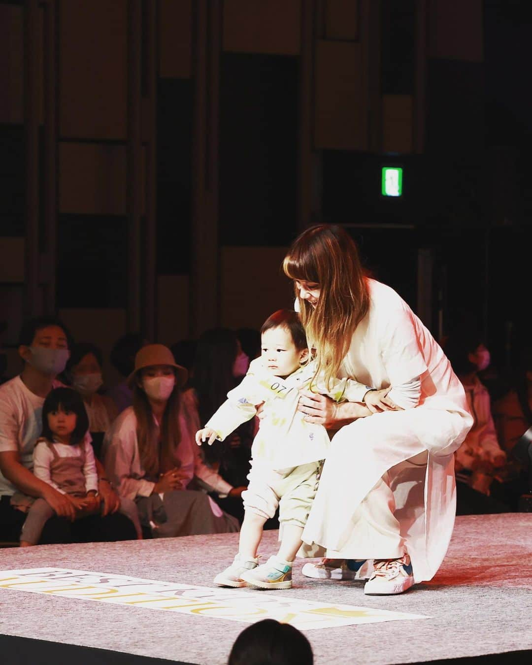 原田麻子さんのインスタグラム写真 - (原田麻子Instagram)「5月に行われた BEST KIDS Audition2023 最終まで残った時はまだ生後半年とかで、もっと年上の子(たぶん高校生まで出られるのかな？)は 1年間かけてレッスンとかして出るんだけど おしゃるはベビー部門でなんもできないので、講座とかあったけど何もせず。  完全に思い出作りの参加。  おしゃるかわいいと思ってたけど 他の子もめちゃくちゃ顔面可愛かった 中学生の女の子とかさ、完全にオーラ違う子とかいてあぁ、こういう子が芸能人になるのねーって思って見てたw  肝心のおしゃるは見ての通りの仏頂面… こりゃどうにもならん。笑  ソデで不安だったのか珍しく泣いたので、あやしてもそのままのこの顔。笑  あまり笑わないしゃる、 きみはそれで良いんだよ。  そのままでもとってもかわいいおしゃるとランウェイ歩けたから私は自己満足です。」9月7日 11時05分 - achakoko