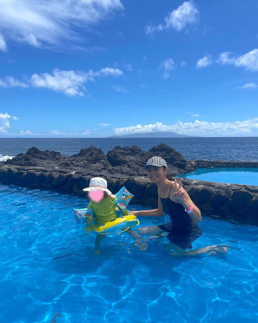 白石みきさんのインスタグラム写真 - (白石みきInstagram)「ピース✌️なんかしちゃって🥹😏 あぁ夏は終わるのねー🌻  まぁた、また、私は体調崩しまして🤣　まぁ1週間だけなんですが、誰か私に体力下さい🤣 娘を産む前は無敵だったのになぁw 残暑にやられましてね。 ビタミンC、プロテインは相変わらず飲んでますが　もっと何か飲んでw筋トレだけじゃなく　ランニングも🏃‍♀️しなきゃですかね🤣 体力の付け方を忘れてしまったので、皆様　アドバイス下さい🤣🙇‍♀️  皆さまもくれぐれもご自愛下さいね😭💕💕  写真は8月。 伊豆に行った時の1枚💕  海と繋がっているみたいで開放的なプール♪  2人ともお気に入りの @mother_inc の水着。  ママはラッシュガードのインナーに着れるかわいぃ水着♡大人の女性にうれしいシルエット♡可愛くて、思わずラッシュガードを脱いで写真とりました😍  今年は子供用テントも　@airbuggy_shops で購入。 秘密基地みたいで、娘もお気に入り♡  もっと夏を満喫したかったけど、食欲の秋もまたいいなぁ🤤  日本の四季に感謝♡  #夏  #summer  #goodbyesummer  #秋  #食欲の秋」9月7日 11時09分 - miki_shiraishi1115