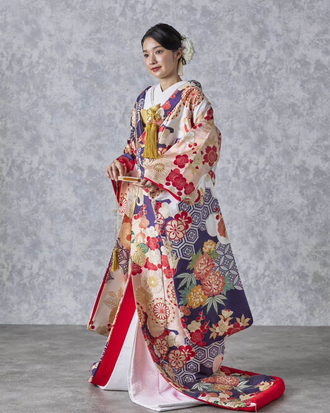 和婚スタイルさんのインスタグラム写真 - (和婚スタイルInstagram)「スタッフも息を呑むほど美しい着物が沢山入ってきております👘  . 新作衣装を秋挙式や撮影で着たい！というお客様は、お早めにご相談会へお越しくださいませ🤗  . 【日本の美しい結婚式を紡ぐ】 @wakonstyle  −−−−−−−−−−−−−−− #和婚スタイル  #和婚スタイル花嫁 #神社  #神前式 #仏前式 #色打掛好き #色打掛コーデ #色打掛花嫁 #和装コーデ #秋挙式 #2023秋婚 #2023冬婚  #2024春婚 #花嫁  #新郎 #ウェディング #結婚式  #和装 #着物  #結婚式コーデ  #和装婚  #前撮り  #後撮り #和装前撮り #神社挙式 #白無垢 #色打掛 #引振袖」9月7日 11時12分 - wakonstyle