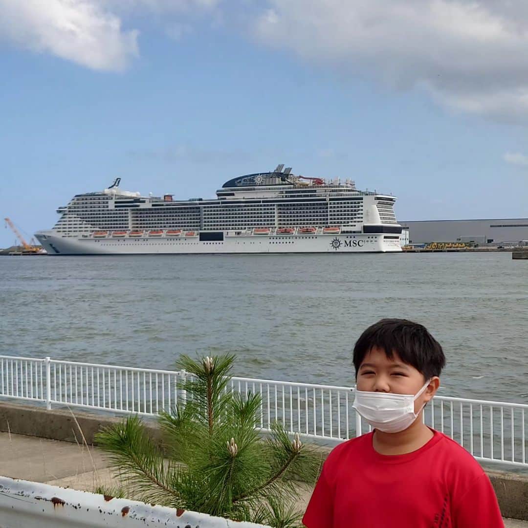 浅井優のインスタグラム：「息子の風邪の病院帰りにコマツの港に、またもやあの巨大客船が😲  息子が思わず見に行きたい‼️と言うので。  テンション上がってたけど風邪ってマ？」