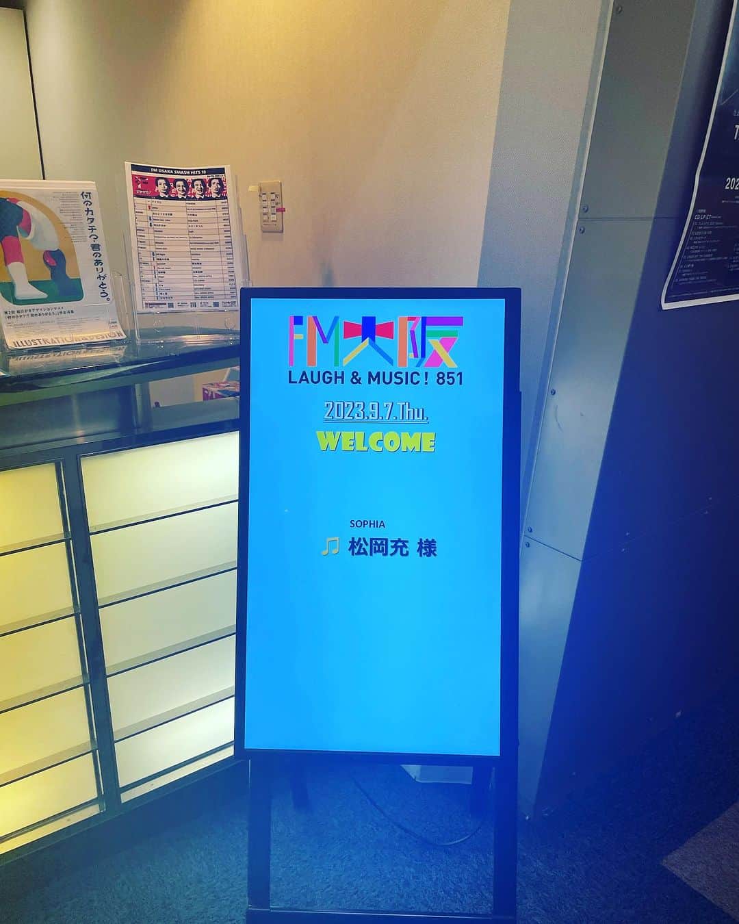 のインスタグラム：「専用看板！  11時30分からはーじまーるよー！  FM大阪お昼のワイド番組 DJ 下埜正太さんの代演DJとして 松岡充が生出演‼️  🗓9月7日(木) 11:30-14:00   FM大阪「LOVE FLAP」 fmosaka.net/_sites/16782357  📱radikoはコチラ radiko.jp/share/?sid=FMO…  #sophia」