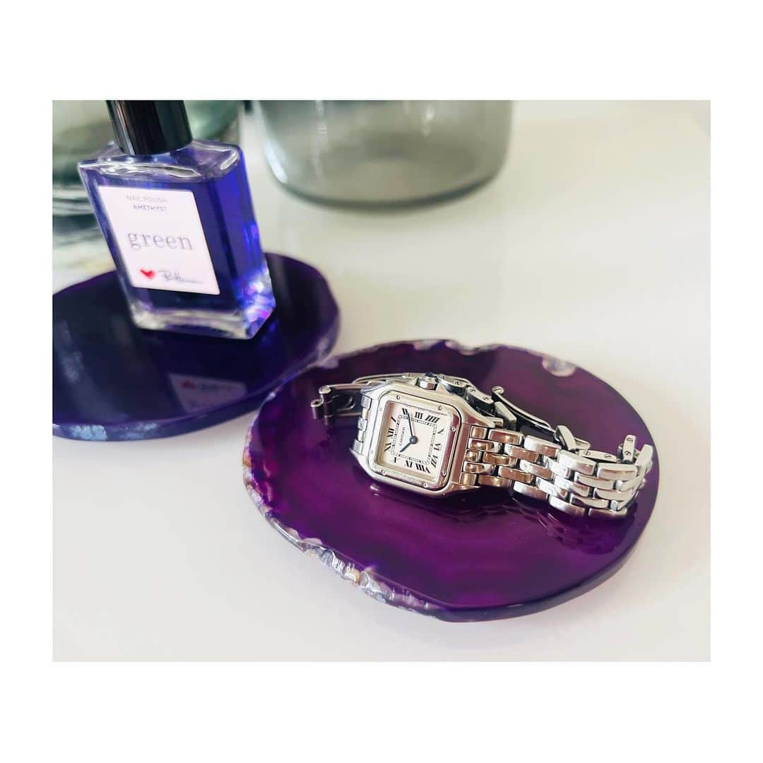 室井由美子のインスタグラム：「パープルが今の気分💜💜💜 ・ #journalstandardfurniture  #olsia #imabaritowel #henrydean  #ronherman #nail #purple  #cartier #pantheredecartier #interiors #vintage」