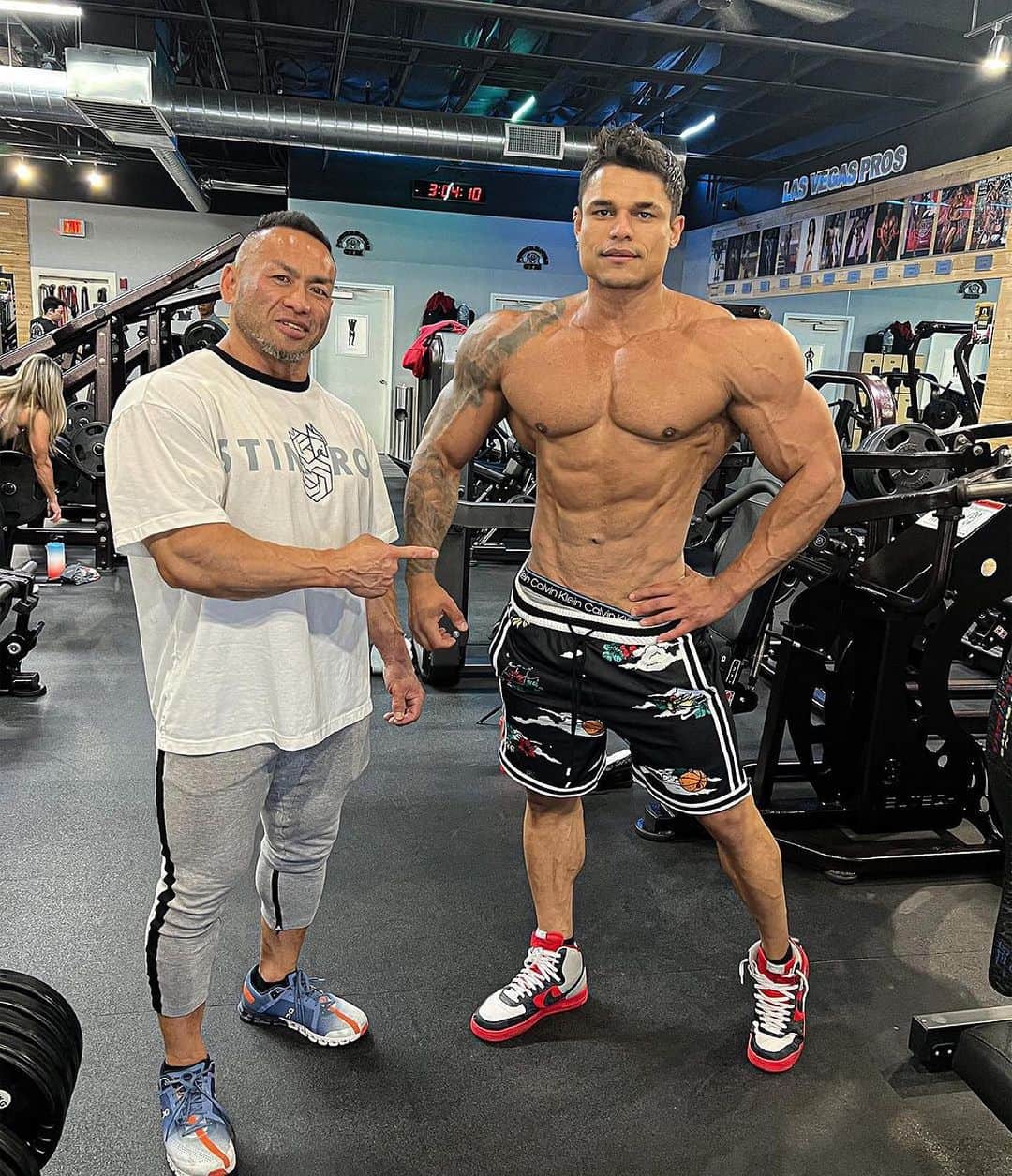 のインスタグラム：「@alvaropump is coming for @musclecontest Titans!  One way only 💯🏆 17 days out @musclecontest  @hideyamagishi  @powerhousegymlasvegas  @pedro12aguilar  @gob_nutrition  @npcnewsonlineofficialpage  @hispanovenezuelaculturista」