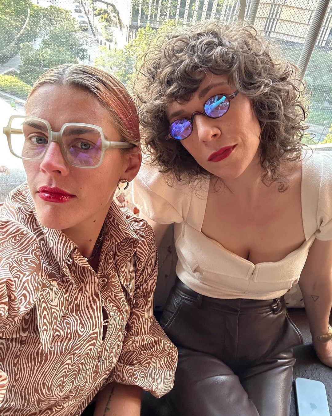 ビジー・フィリップスさんのインスタグラム写真 - (ビジー・フィリップスInstagram)「look. did i have plans to attend 3-4 different events this evening? i did. did i make it to exactly one? YES! i made it to one of them! and then i had to go home and lie on the sofa and watch tv with cricket and Jen and order pizza in comfort clothes. Honestly- this is weird for me. i am generally a person who never stops showing up and going to all of the things. but i think i just can’t right now? so okay... i made it to one!!! my friend of many years now @batshevadress had her FW presentation and @zoelisterjones was one of the many ICONIC models walking in her clothes and @surefineokay and i ate sushi and loved the clothes and then called it. At 7:15pm. I will try again soon! ❤️」9月7日 11時30分 - busyphilipps