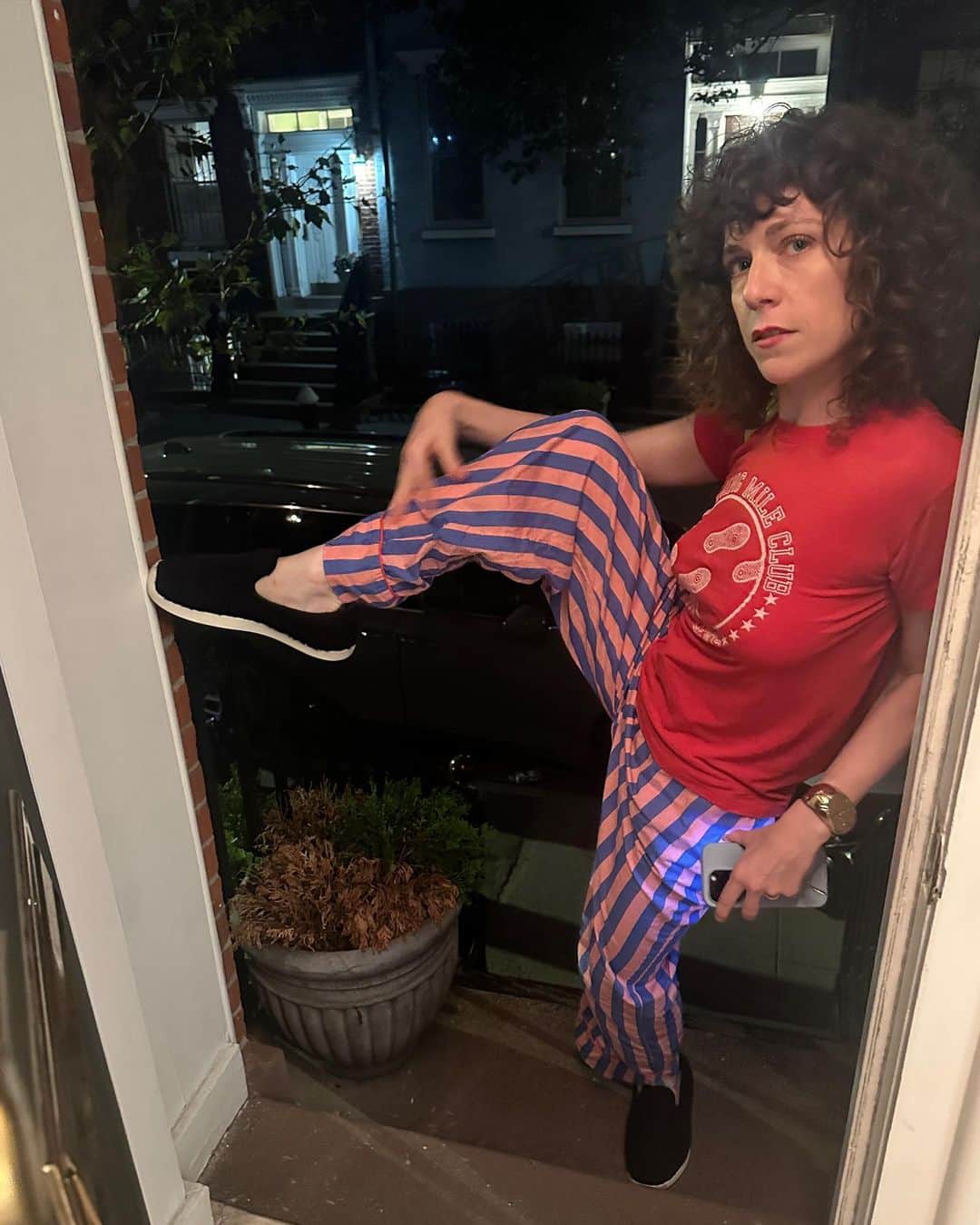 ビジー・フィリップスさんのインスタグラム写真 - (ビジー・フィリップスInstagram)「look. did i have plans to attend 3-4 different events this evening? i did. did i make it to exactly one? YES! i made it to one of them! and then i had to go home and lie on the sofa and watch tv with cricket and Jen and order pizza in comfort clothes. Honestly- this is weird for me. i am generally a person who never stops showing up and going to all of the things. but i think i just can’t right now? so okay... i made it to one!!! my friend of many years now @batshevadress had her FW presentation and @zoelisterjones was one of the many ICONIC models walking in her clothes and @surefineokay and i ate sushi and loved the clothes and then called it. At 7:15pm. I will try again soon! ❤️」9月7日 11時30分 - busyphilipps