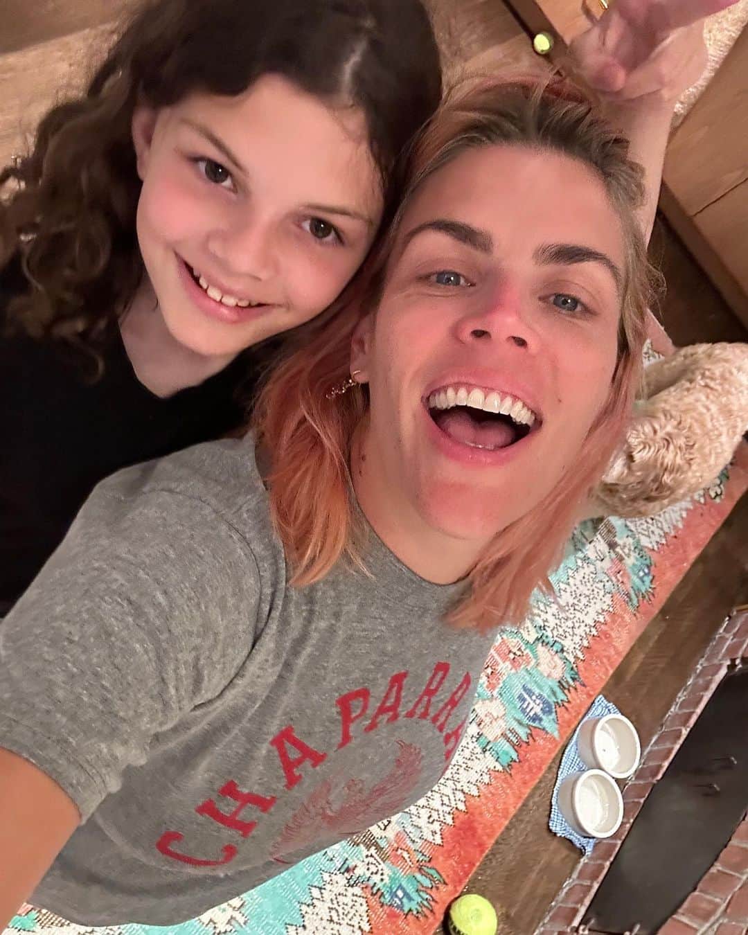 ビジー・フィリップスさんのインスタグラム写真 - (ビジー・フィリップスInstagram)「look. did i have plans to attend 3-4 different events this evening? i did. did i make it to exactly one? YES! i made it to one of them! and then i had to go home and lie on the sofa and watch tv with cricket and Jen and order pizza in comfort clothes. Honestly- this is weird for me. i am generally a person who never stops showing up and going to all of the things. but i think i just can’t right now? so okay... i made it to one!!! my friend of many years now @batshevadress had her FW presentation and @zoelisterjones was one of the many ICONIC models walking in her clothes and @surefineokay and i ate sushi and loved the clothes and then called it. At 7:15pm. I will try again soon! ❤️」9月7日 11時30分 - busyphilipps