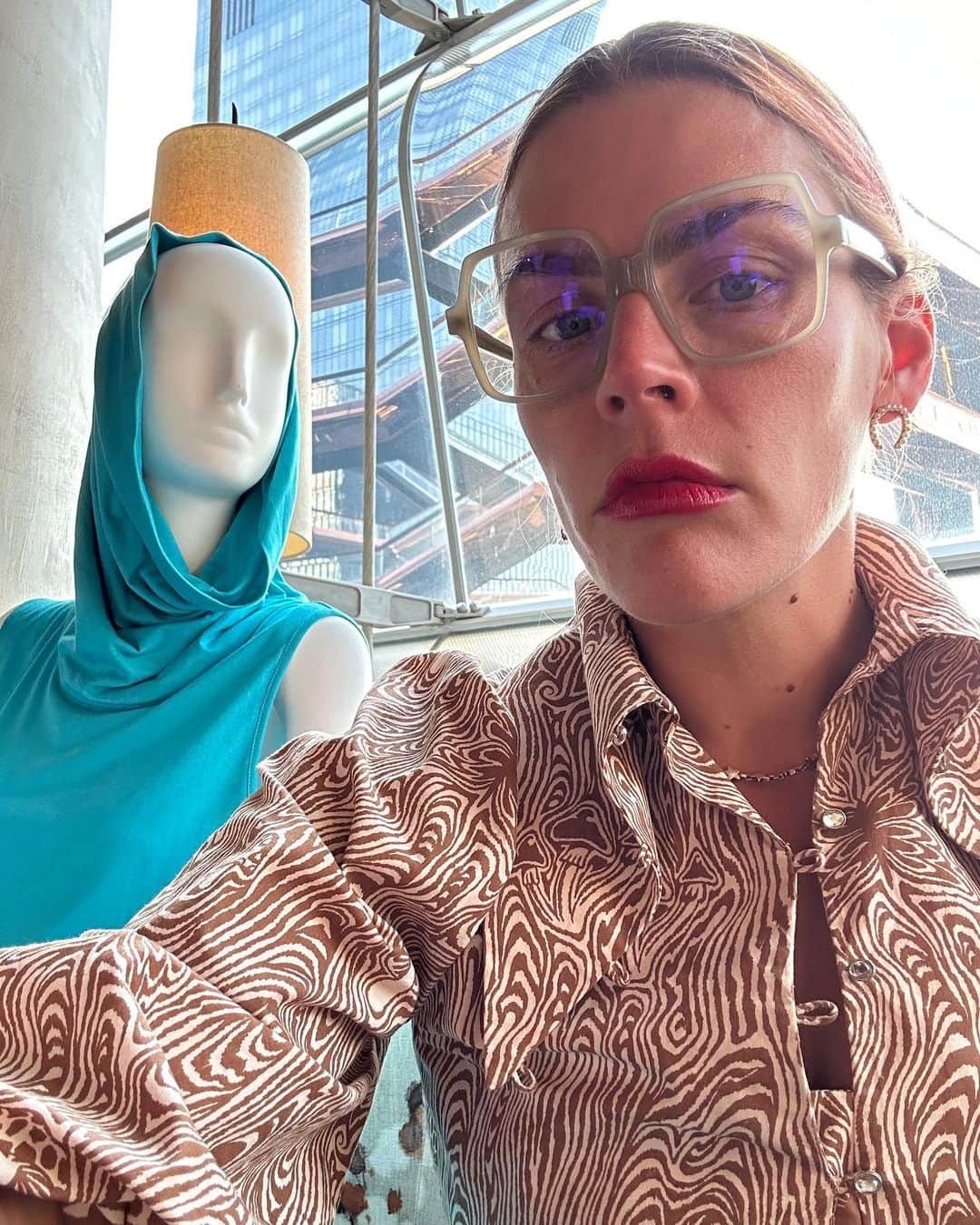 ビジー・フィリップスのインスタグラム：「look. did i have plans to attend 3-4 different events this evening? i did. did i make it to exactly one? YES! i made it to one of them! and then i had to go home and lie on the sofa and watch tv with cricket and Jen and order pizza in comfort clothes. Honestly- this is weird for me. i am generally a person who never stops showing up and going to all of the things. but i think i just can’t right now? so okay... i made it to one!!! my friend of many years now @batshevadress had her FW presentation and @zoelisterjones was one of the many ICONIC models walking in her clothes and @surefineokay and i ate sushi and loved the clothes and then called it. At 7:15pm. I will try again soon! ❤️」