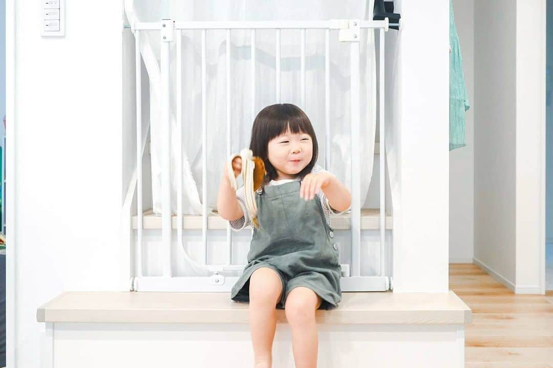 Canon EOS Kiss公式［with Kiss］さんのインスタグラム写真 - (Canon EOS Kiss公式［with Kiss］Instagram)「.@kins___ さんからの一枚。 「バナナ食べてご機嫌な お方🐒 . . 朝ごはんをほぼ食べず 姉さん幼稚園に送って行って 私が 用事してたら お腹すいたって言う . そんな日もあるか...」 . ★KissユーザーとEOS R50ユーザーの皆さんの写真をご紹介！ . キヤノンEOS Kissで撮られた写真に 「 #Kissカメラ 」をつけて投稿いただいた 皆さまの写真をご紹介します。 . キヤノンEOS R50で撮られた写真に 「 #Kissカメラ 」に加え、「 #EOSR50 」をつけて 投稿いただいた皆さまの写真をご紹介します。 . #eoskiss シリーズのミラーレスカメラ「EOS Kiss M2」。 小型・軽量ながら人物の「瞳」を追いかける瞳AF機能を搭載するなど、 動き回るお子様の撮影でも、大切な一瞬を逃しません。 . 一眼レフKissでは、「EOS Kiss X10i」が好評発売中！ Kissシリーズの【かんたん、きれい、コンパクト】をEOS Rシステムとして実現した「EOS R50」が好評発売中！ . . #EOSKissM2 #EOSKissX10i #EOSKissX10 の詳細は、 本アカウントのプロフィール（ @with.kiss ）のURLから。 . #EOSKissM2 #EOSKissX10i #EOSKissX10 #EOSR50 #KissisMyLife #eoskiss #withkiss #キヤノン #canon #eos #kissカメラ #育児 #子育て #親ばか #こども #子供 #写真」9月7日 11時30分 - with.kiss