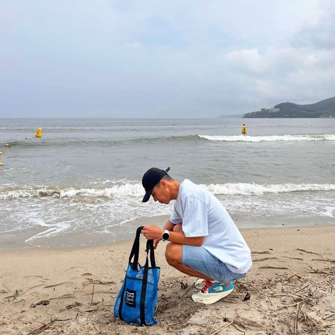 ジヌションさんのインスタグラム写真 - (ジヌションInstagram)「🌊 매년 9월 셋째 주 토요일이 무슨 날인지 아시나요? 바로 '국제 연안정화의 날'입니다.  매년 계속해서 증가하는 해양폐기물의 심각성을 전하고 연안정화 활동을 통해 깨끗한 바다를 만들자는 전 세계인들의 바람과 약속이 담긴 날입니다.  올해 23회째인 국제 연안정화의 날을 맞아 9월 15일(금) 보령에서 기념식과 연안정화 활동이 열립니다.  감사하게도 기념식에서 제가 짧은 축사도 하게 되었숩니다. 기념식 이후 부대행사로 진행되는 연안정화활동에도 참여하니 많은 분들의 관심과 참여 부탁 드립니다.  그리고 9월 16일(토)에는 오전 10시부터 보령 대천해수욕장과 여수 만성리해수욕장, 거제 사곡해수욕장에서 9월 알줍캠페인이 진행됩니다.  비록 제가 9월에는 국제 연안정화의 날 행사에만 참여하게 됐지만, 16일 열리는 ‘알줍캠페인’에도 많은 관심과 참여를 부탁 드립니다!  알줍캠페인의 상징 ‘‘아이씨크림(I♥SEACREAM)’ 트럭은 보령 대천 해수욕장으로 갑니다. 연안정화 활동을 마치고, 하겐다즈 아이스크림도 드실 수 있습니다!  참가 신청은 ‘바다가꾸기(@_caresea)’ 플랫폼 또는 아래 링크에서 하실 수 있습니다.  우리의 바다를 깨끗하게 만드는 ‘알줍캠페인’은 10월까지 계속되니 지속적인 관심 부탁 드립니다.  > 알줍 캠페인_보령 대천 해수욕장_9월 16일(토) https://forms.gle/Hg7iW95SRetgAiwy9  > 알줍 캠페인_여수 만성리 해수욕장_9월 16일(토) https://forms.gle/bjrf5BtZdtJB4Tbr6  > 알줍 캠페인_거제 사곡 해수욕장_9월 16일(토) https://forms.gle/EPENi6L1s8KzceNXA  #해양수산부 #해양환경공단 #국제연안정화의날 #알줍캠페인 #해양폐기물 #연안정화 #대천해수욕장 #만성리해수욕장 #사곡해수욕장 #바다가꾸기 #하겐다즈」9月7日 11時31分 - jinusean3000