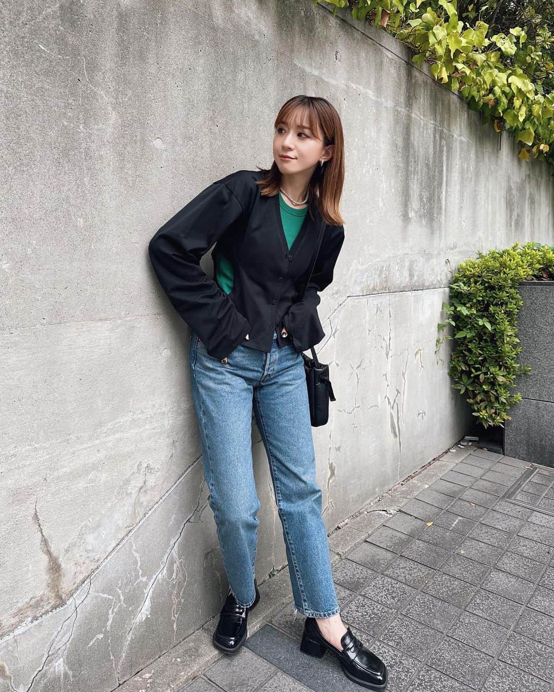 咲月美優のインスタグラム：「▶︎ #smiyu_code  . @ungrid_official  先行予約から人気だった Levi's®︎別注デニムが届いたっ📦👖 秋冬にぴったりで 合わせやすいカラー👏🏻✨ . . ↪︎ 【 Levis別注 501 90s L28 】 ローファー合わせがしたくて、 クロップド丈のL28をチョイス👌🏻 バックスタイルも綺麗に見えるシルエットと 裾部分のクラッシュ加工が好きポイント🤍 . シルエットが綺麗だわほんと🥹✨ @ungrid_staffsnap  . . . #Ungrid #Ungriddenim #levis_ungrid  #Levis . #ungridコーデ #デニムコーデ #リーバイス #リーバイス501 #秋コーデ #秋冬ファッション #大人カジュアル #カジュアルコーデ #高身長コーデ #高身長女子コーデ #168cmコーデ #ローファー  .」