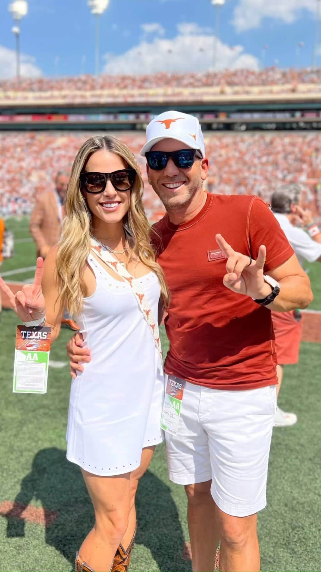 のインスタグラム：「What better way to spend the long holiday weekend than at every UT sporting event at home? 🤟🏼#hookem @ut_football @utaustintx」