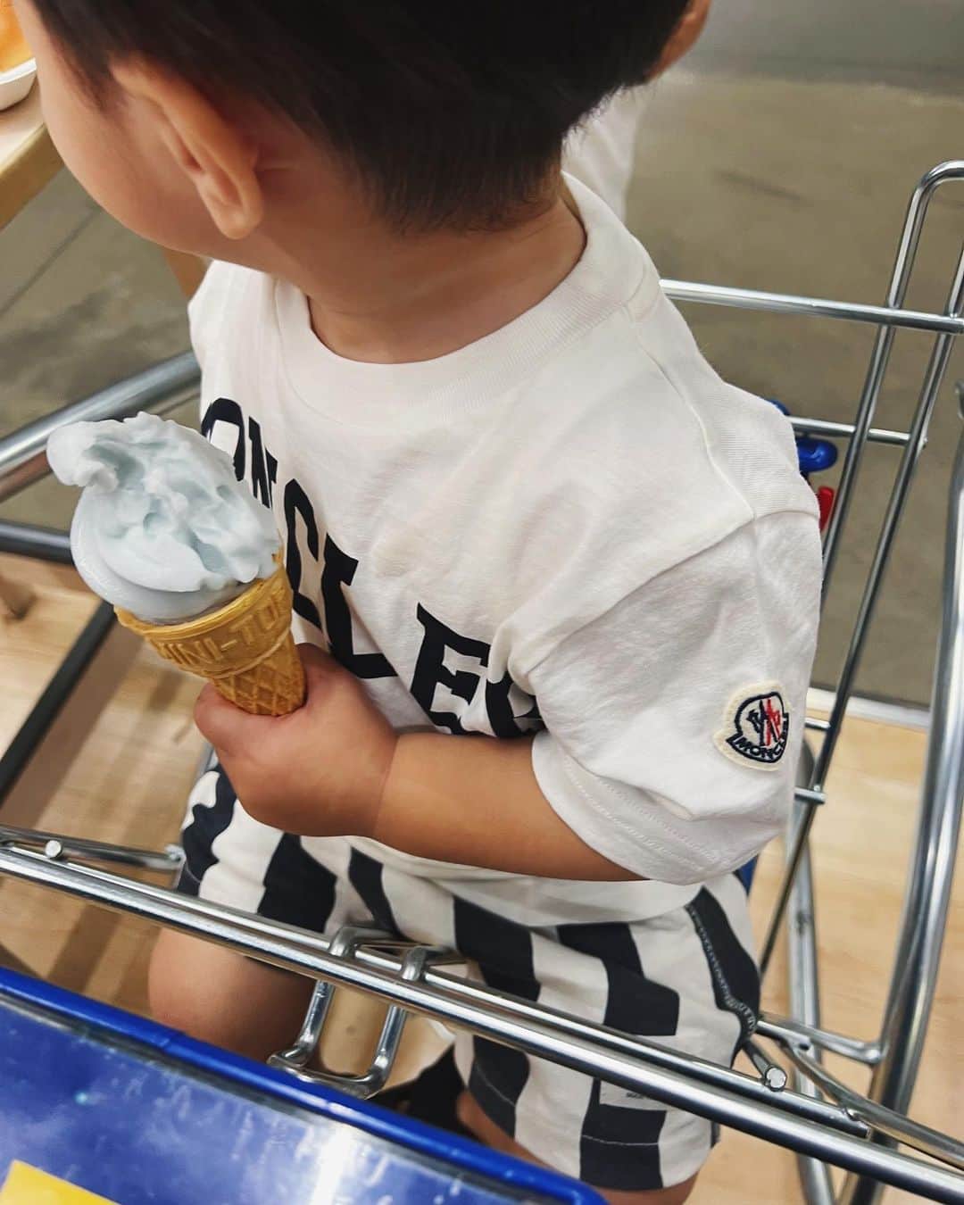 Rionaさんのインスタグラム写真 - (RionaInstagram)「.  子供がアイス食べる時って 親と子の戦いじゃない？🥵⚔️  ベタベタになるのが嫌で食べさせたい親と 自分で食べたい子供。笑  結局いつも親が負けて終わるけど 🍦💧  . #IKEA #ikea購入品 #ıkea #ikeahome  #イケアレストラン #イケアフード #アイスクリーム #男の子ママ #兄弟ママ #2児ママ #2児のママ #3歳差育児 #子育てママ #ママライフ」9月7日 11時40分 - riiioona