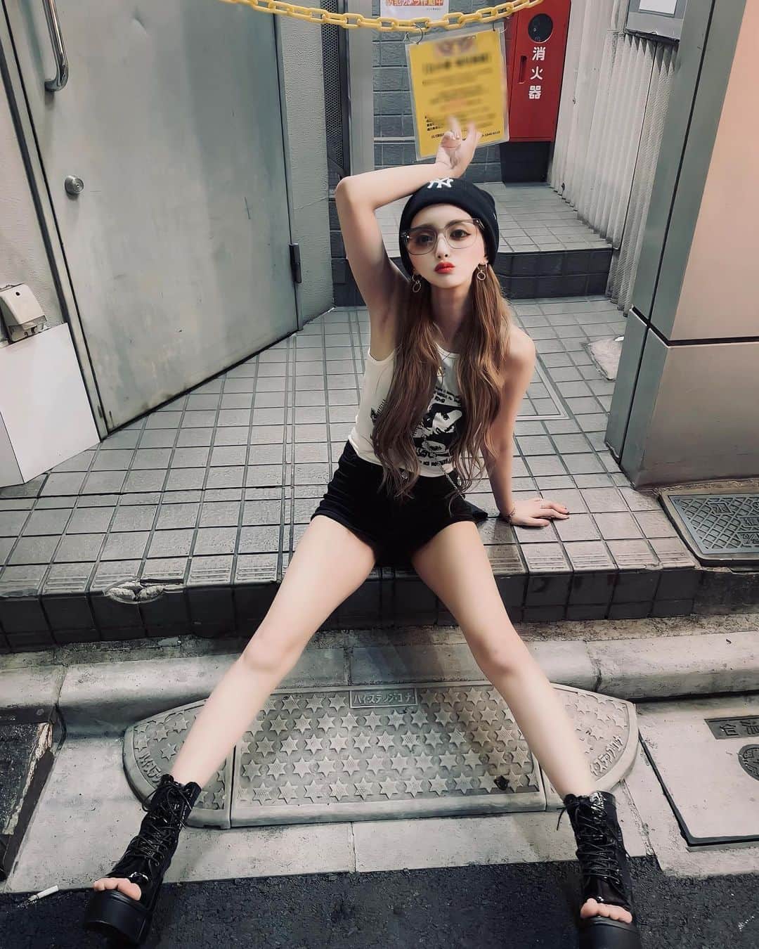 根本弥生のインスタグラム：「✌️👅  Y2K ✖️ 🇰🇷  馬鹿の一つ覚えのように 『Y2K！Y2K！』って 言ってます。  Kと言えば最近Twitter、 あ、Xのほうで すぐ泣く子犬系女子がバズってたけど みんなは何系？？🐈🐕🐋  #ここで #私はのぞみ700系 !! #とか言ってくれる強者いたら #最高なんだけど #は？  じゃーにゃー👋  #y2k #shein購入品 #shein #韓国 #韓国ファッション  .」