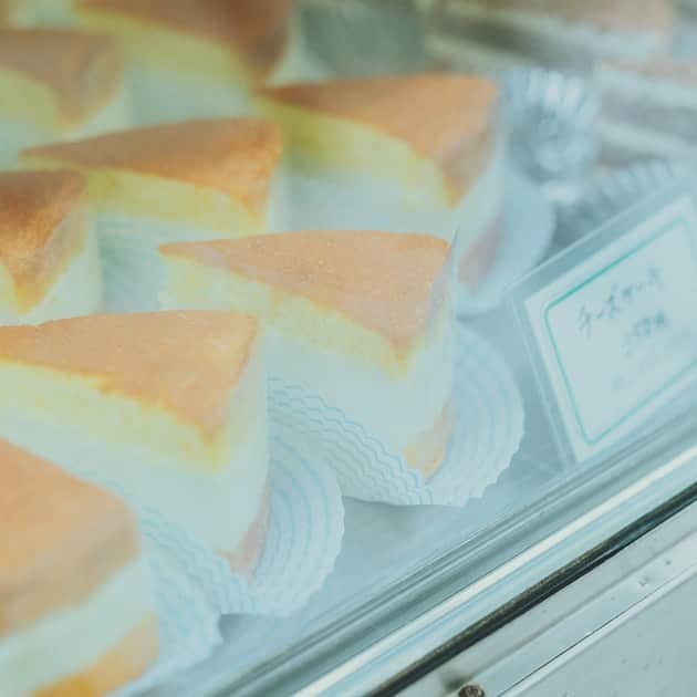 ほぼ日刊イトイ新聞さんのインスタグラム写真 - (ほぼ日刊イトイ新聞Instagram)「⁡ ⁡ ９月に入り１週間、 暑さが和らぐ日や時間が 少しずつ増えてきました。 ⁡ 季節がかわると、まずはじめに、 食べたくなるものが変わる気がします。 ⁡ この写真は、 東京・神田にある近江屋洋菓子店の ふわりとしたチーズケーキ。 軽さと濃厚さのバランスが 秋の入り口にちょうどよくて、 あぁ、食べたいなぁ。 ⁡ この写真は、 以前ほぼ日で連載をしていた 「東京甘味手帳」からの１枚です。 ⁡ 写真家・川原崎宜喜さんによる やわらかな光をとらまえた写真と、 数々のスイーツが魅力のこのコンテンツは、 プロフィールのリンク、あるいは、 下記URLからお読みいただけますよ。 ⁡ https://www.1101.com/n/s/tokyo_kanmi_techo/2021-09-30.html ⁡ #川原崎宜喜 さん @nobukikawaharazaki #東京甘味手帳 #スイーツ ⁡ #ほぼ日 #ほぼ日刊イトイ新聞 #ほぼ日のよみもの #また読みたくなるコンテンツ」9月7日 11時48分 - hobonichi1101