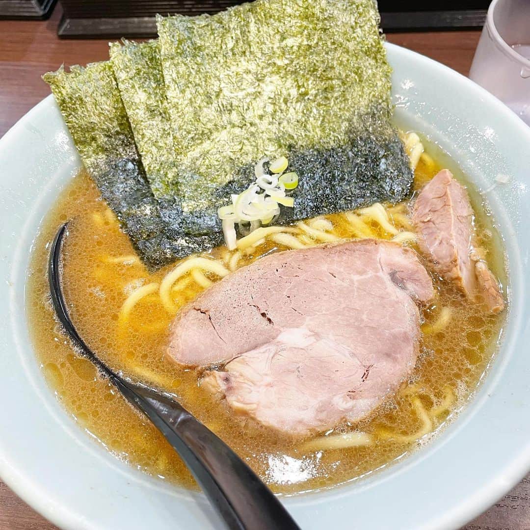乾雅人のインスタグラム：「横浜家系ラーメン 侍@渋谷 ラーメン店が数多存在する渋谷。「家系」を名乗るCK(セントラルキッチン※お店でスープを炊かない)店舗が多い中、ここんちはちゃんと寸胴で炊く。 カエシのキレも良い、麺も平打ちでなく太麺。 美味かった！ (私、尿管結石なのでほうれん草抜きです)」