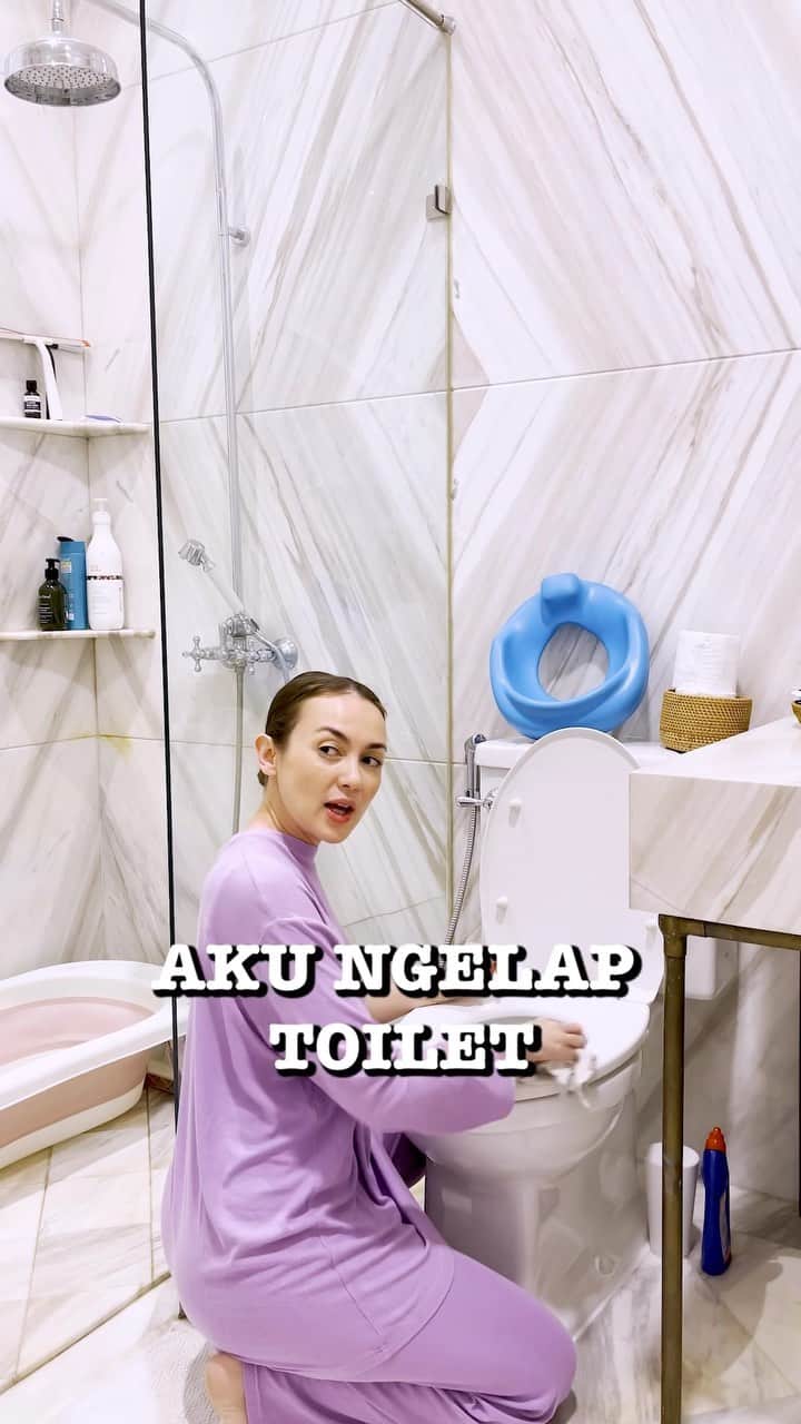 Rianti Cartwrightのインスタグラム：「Siapa yang suaminya begini? 😂」