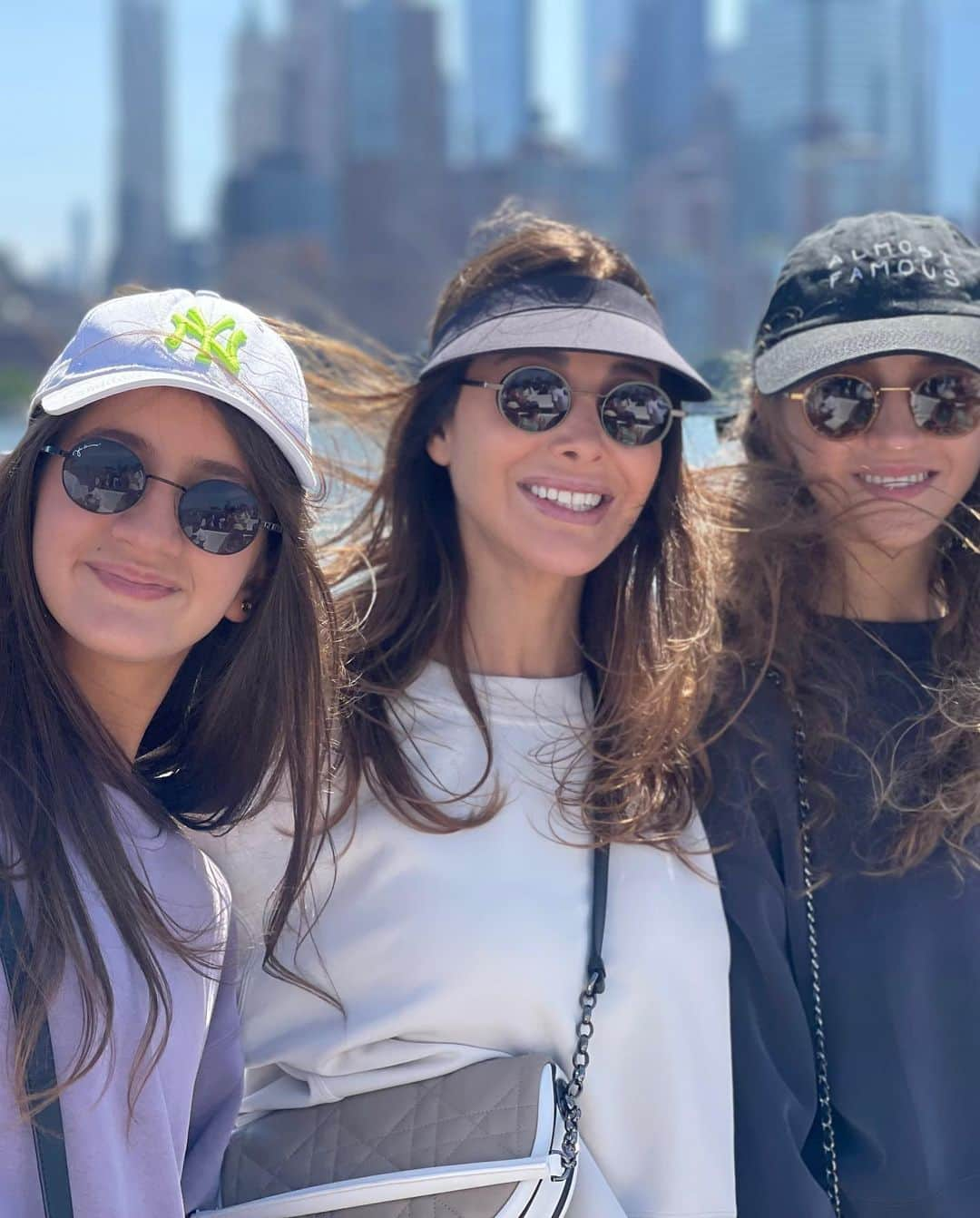 ナンシー・アジュラムさんのインスタグラム写真 - (ナンシー・アジュラムInstagram)「Exploring the city that never sleeps with my best friends🌆👩‍👧‍👧✨ #NYCadventures #TegyNenbeset #Family #NancyAjram」9月7日 2時58分 - nancyajram