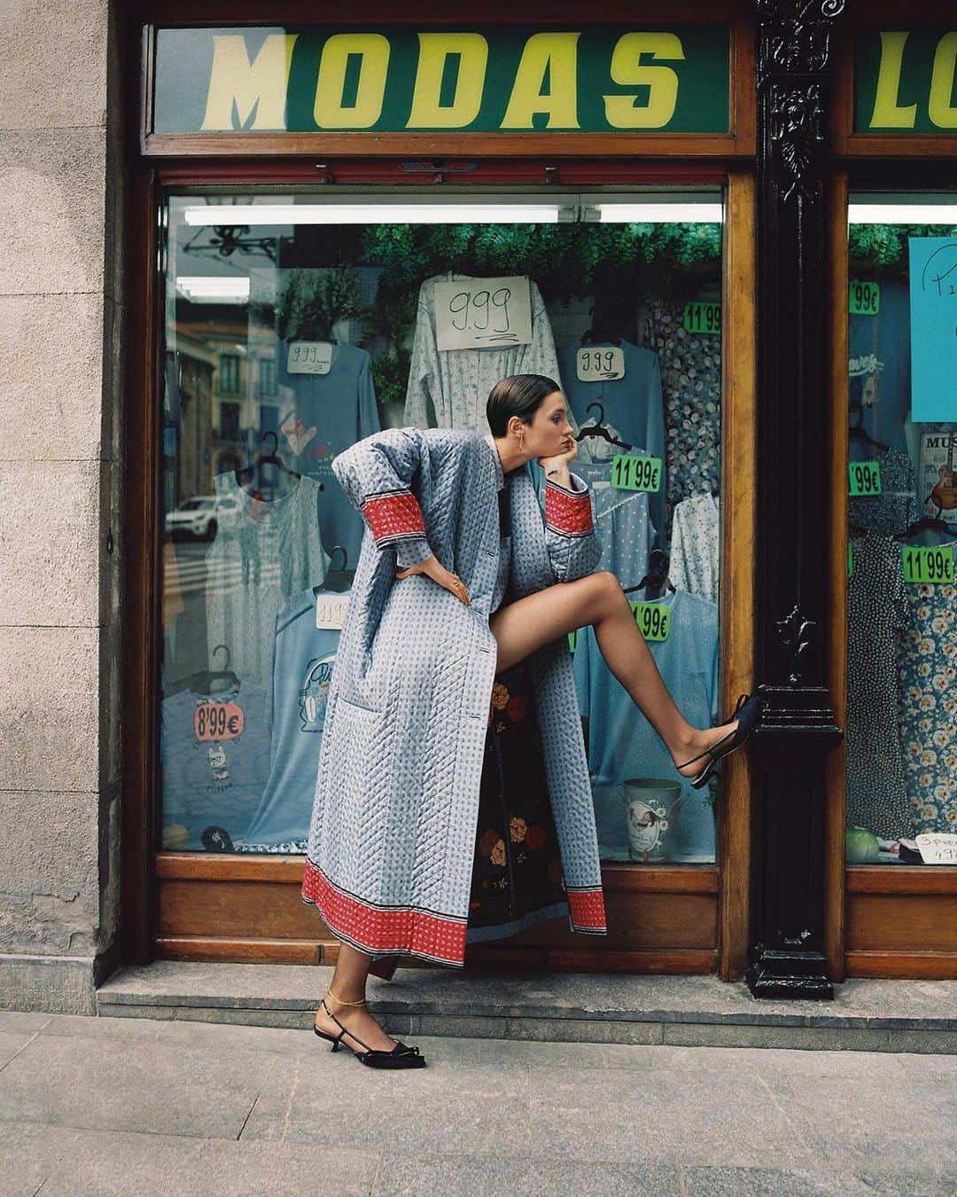 のインスタグラム：「A signature shape from Maison Vivier, the Virgule Bow slingback pumps make an appearance in an editorial for @VogueSpain.   Photographed by @lala.serrano  Styled by @martabajoflecha    #RogerVivier #GherardoFelloni #Vogue #VogueSpain」