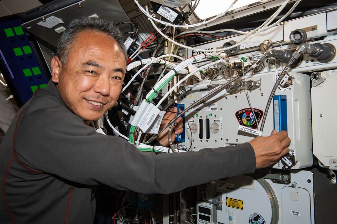 国際宇宙ステーションのインスタグラム：「Expedition 69 Flight Engineer and JAXA (Japan Aerospace Exploration Agency) astronaut Satoshi Furukawa removes experiment hardware from inside the Multi-use Variable-g Platform, a biology research device that can generate artificial gravity inside the International Space Station's Kibo laboratory module.  #jaxa #astronaut #science #research #biology #kibo #international #space #station」