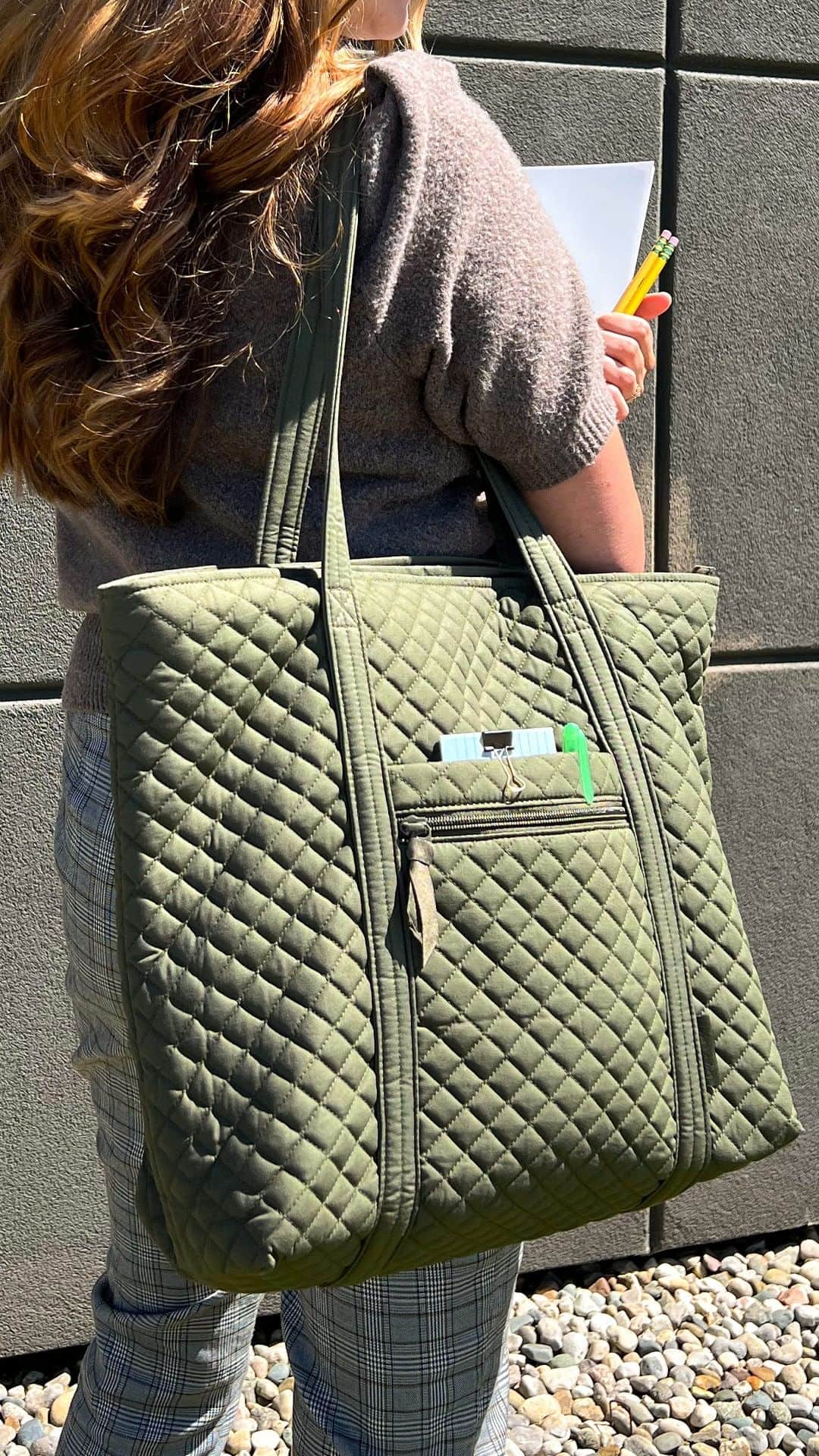ヴェラブラッドリーのインスタグラム：「📚✏️ Teachers know, having the cutest school supplies (and all the pockets to hold them) is the key to having a great day!  #verabradley #VeraTote #teacherappreciation #backtoschool #QuiltedCotton #schoolbag」