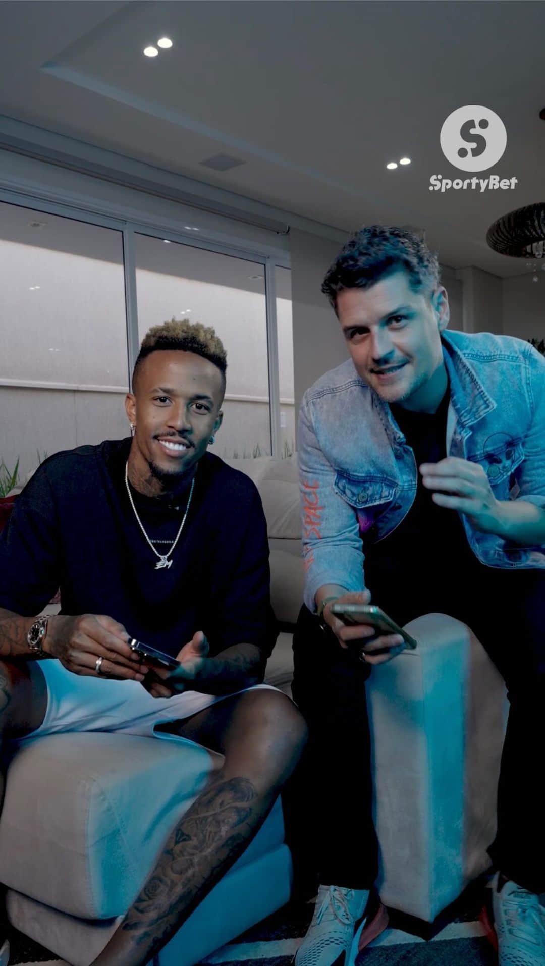 のインスタグラム：「Convocamos nossa dupla de embaixadores da #SportyBet para um duelo bem diferente. 🦸🏽✈️ 🎲🃏  O X1 mais diferenciado do mundo tem @edermilitao e @felipesolari jogando os melhores crashgames e jogos de cassino aqui na nossa plataforma.  Assista como foi esse duelo cheio de resenha  e convide seu melhor amigo para jogar! 💥  🔗 sportybet.com  #SportyB etBrasil」
