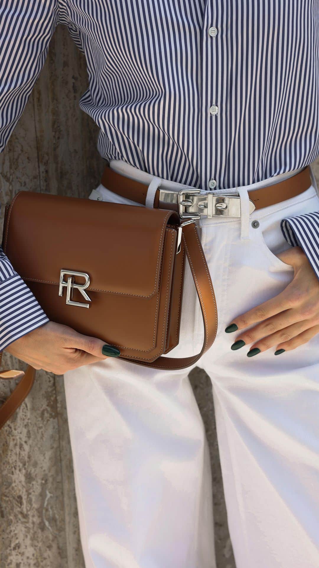 エルザ・ホスクのインスタグラム：「Out and about with the new @ralphlauren #RL888 bag 🤍 ad」