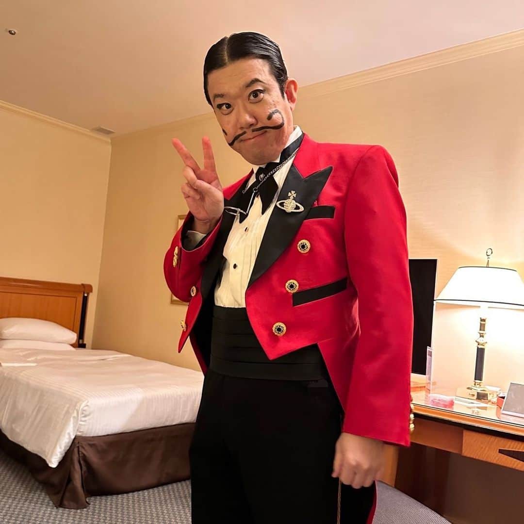のインスタグラム：「本日の出番前。 珍しく予定より随分早めに準備完了 なのでベテランの如く余裕の表情。 いつもバタバタな癖に。 久しぶりに着席300名と言う大きなイベント。盛り上がっていただきました。 楽しかったー！ ありがたいことに今日も出番の後、美味しいお弁当をいただきました。 うん。幸せざます😃 #ムッシュピエール  #マジックショー  #出張マジック #出張マジックショー  #マジシャン派遣  #ホテルでのパーティー  #余興 #エンタメ」