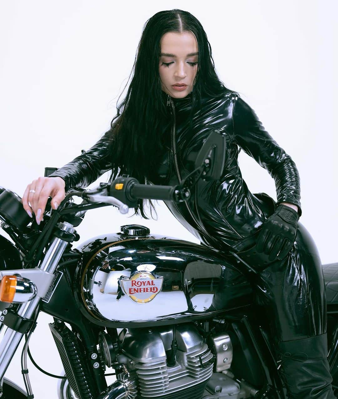 Poppyさんのインスタグラム写真 - (PoppyInstagram)「Motorbike out 9/12 🤍🖤  Photo: @angelokritikos  Makeup: @jaime.creates  Hair: @marandahair  Stylist: @erikziemba」9月7日 3時22分 - impoppy