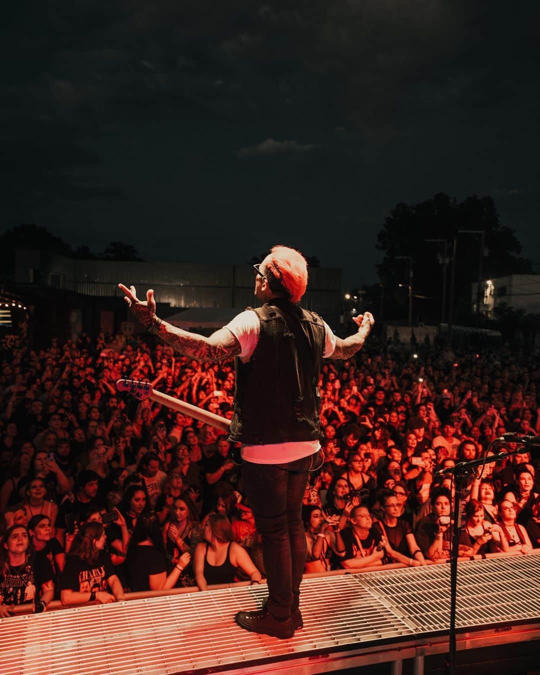 ニック・マーティンのインスタグラム：「Yesterday was the first night of tour in Birmingham w/ @theused and we had a damn good time 🎉 The previous day was spent in New Orleans for our day off. Got a good photo of @matty_best 🤣 See you tonight, Myrtle Beach!」